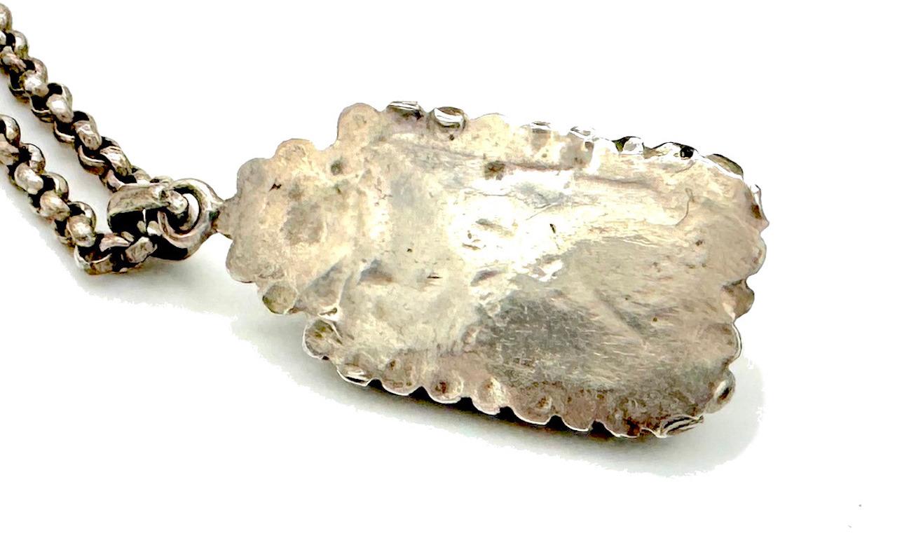 Artigiano Ciondolo d'argento vintage con catena d'argento con perla Bone Bouton in vendita