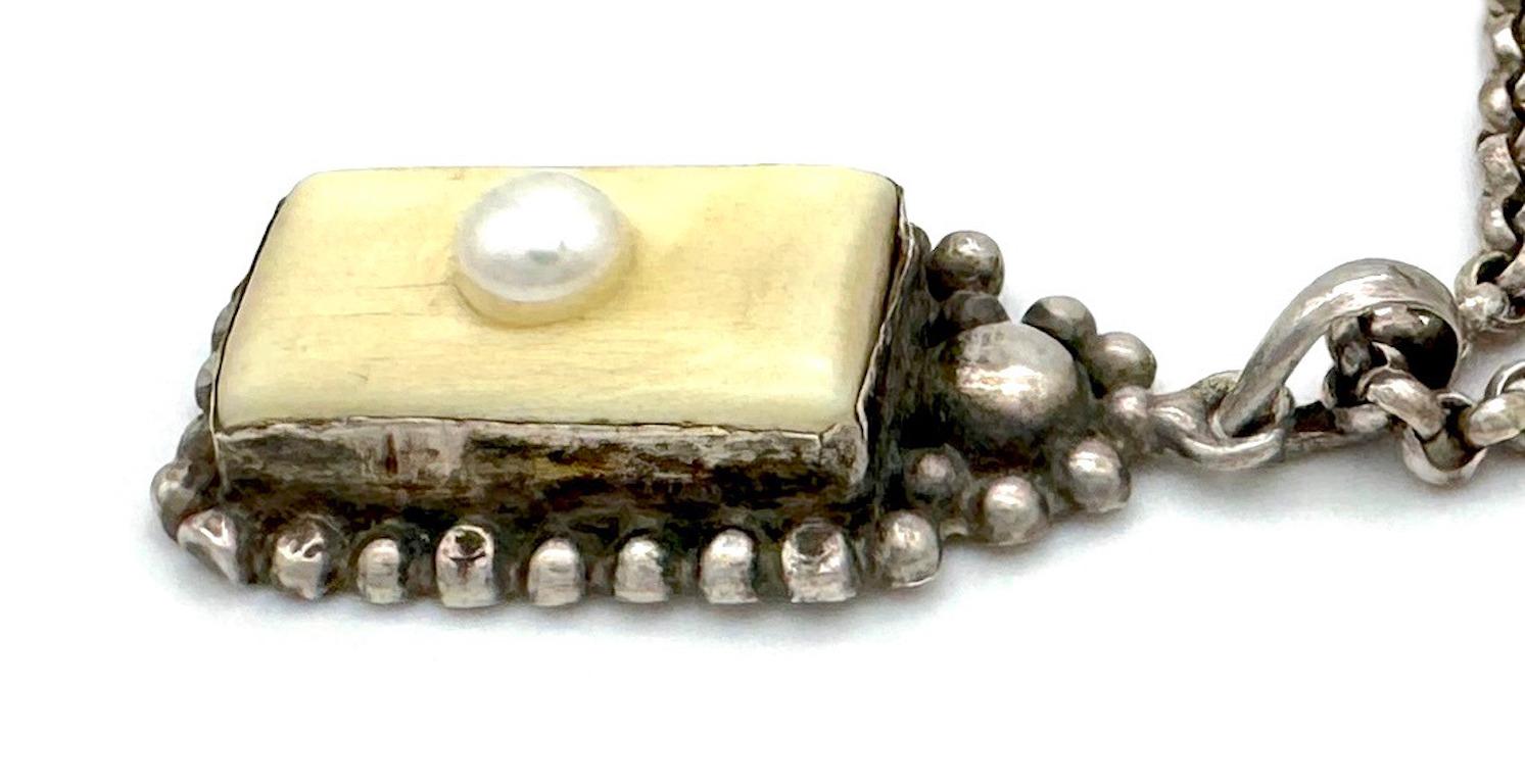 Perlina Ciondolo d'argento vintage con catena d'argento con perla Bone Bouton in vendita