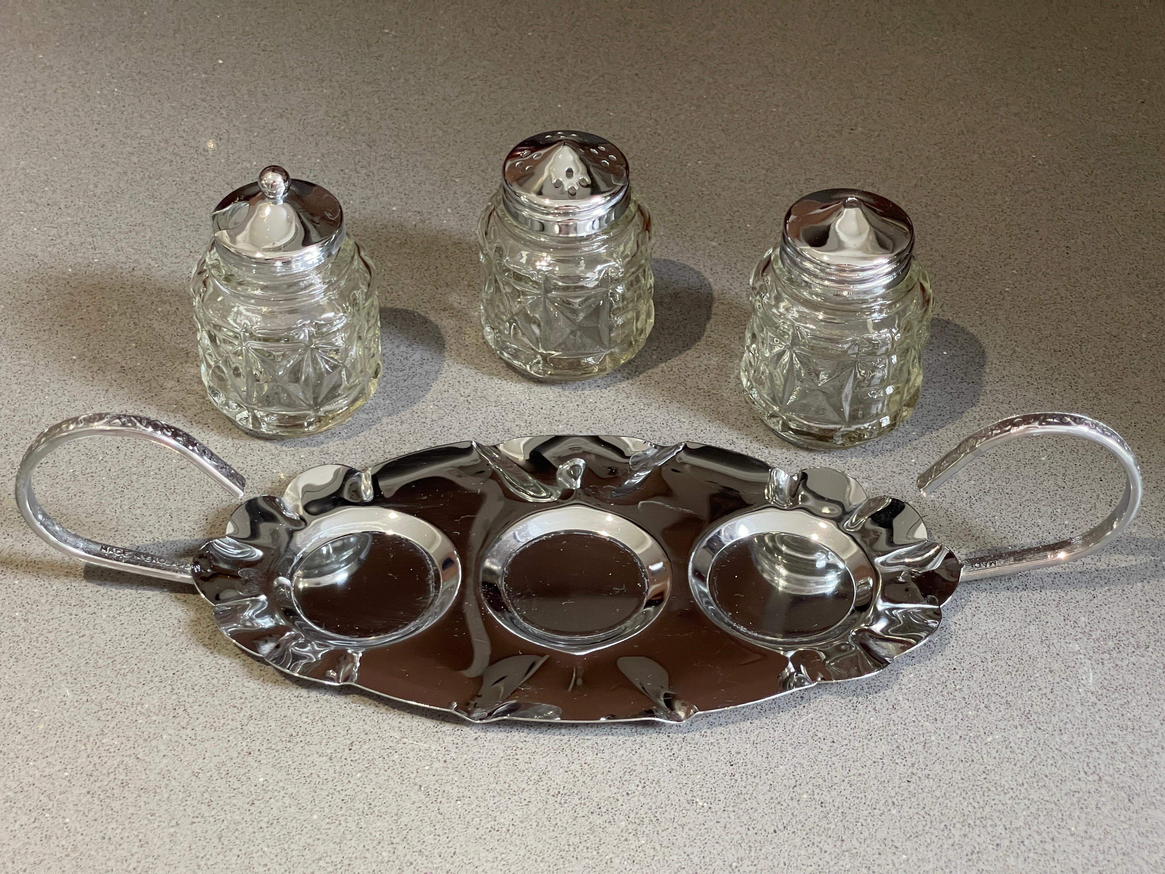 Vintage Silver Pepper & Salt Shaker,  A Set of Salt Shakers Crystal With Tray For Sale 3