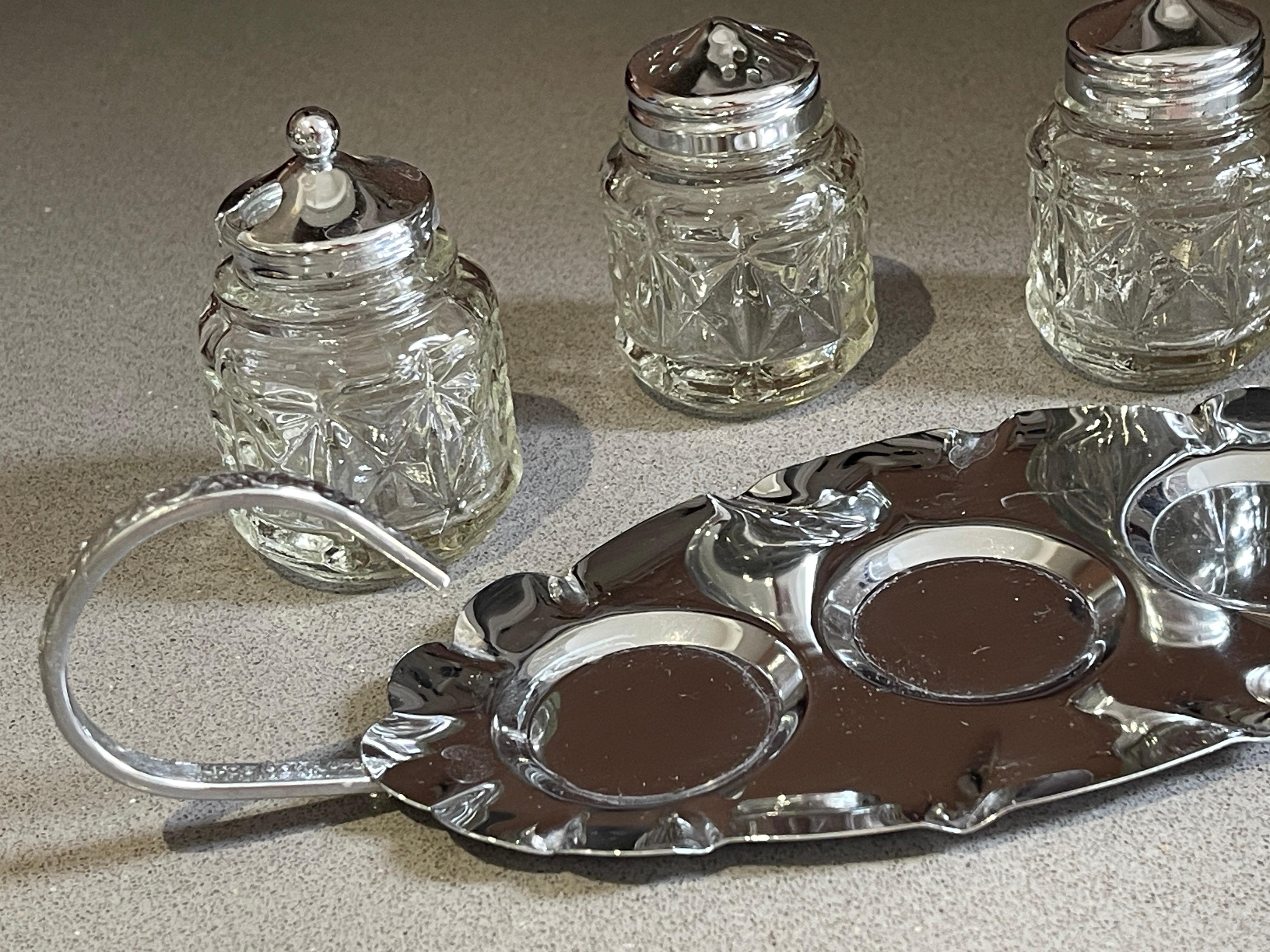 Vintage Silver Pfeffer & Salz Shaker,  Ein Satz Salz Shakers Kristall mit Tablett (Ende des 20. Jahrhunderts) im Angebot