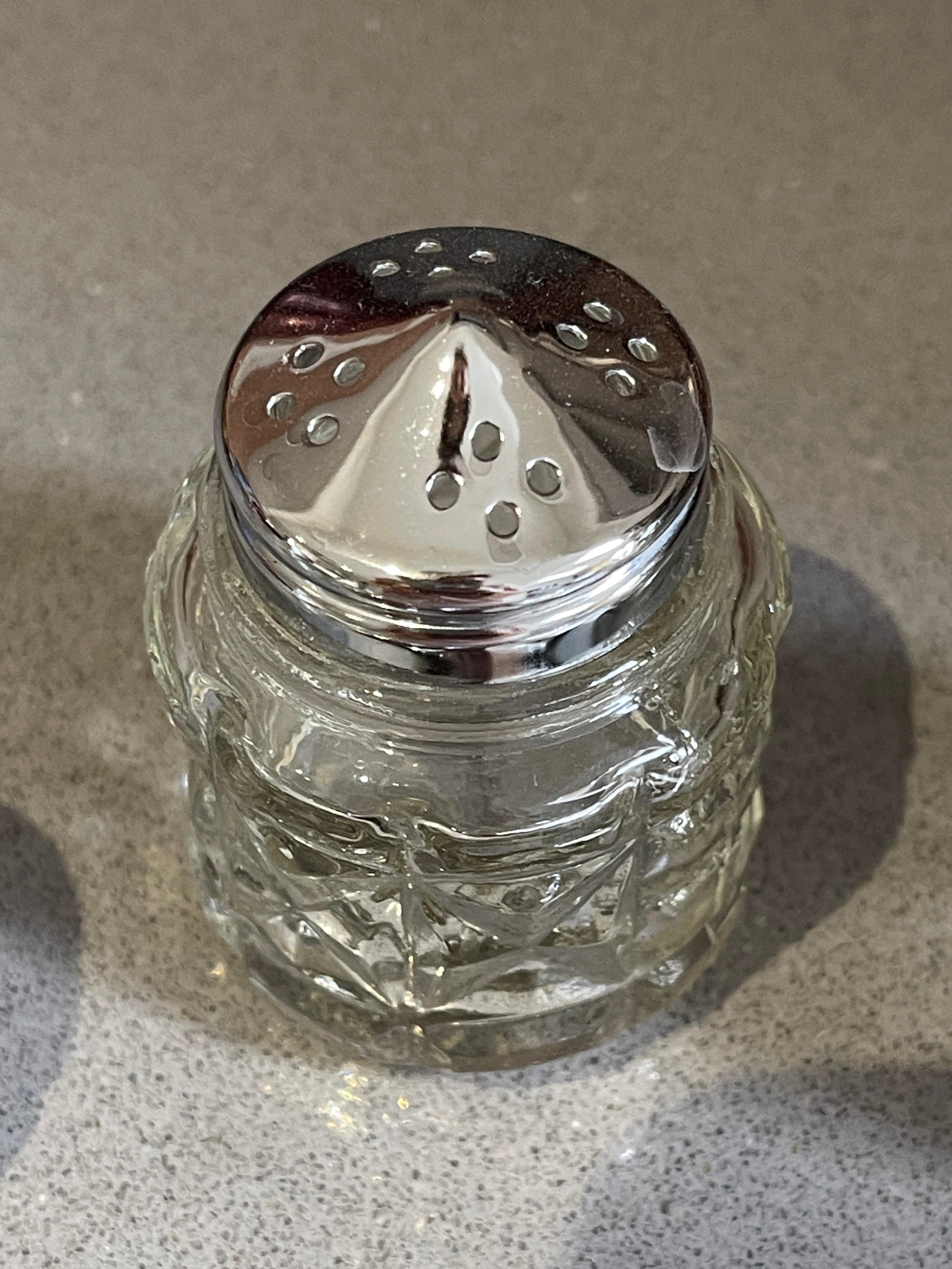 Vintage Silver Pfeffer & Salz Shaker,  Ein Satz Salz Shakers Kristall mit Tablett im Angebot 1