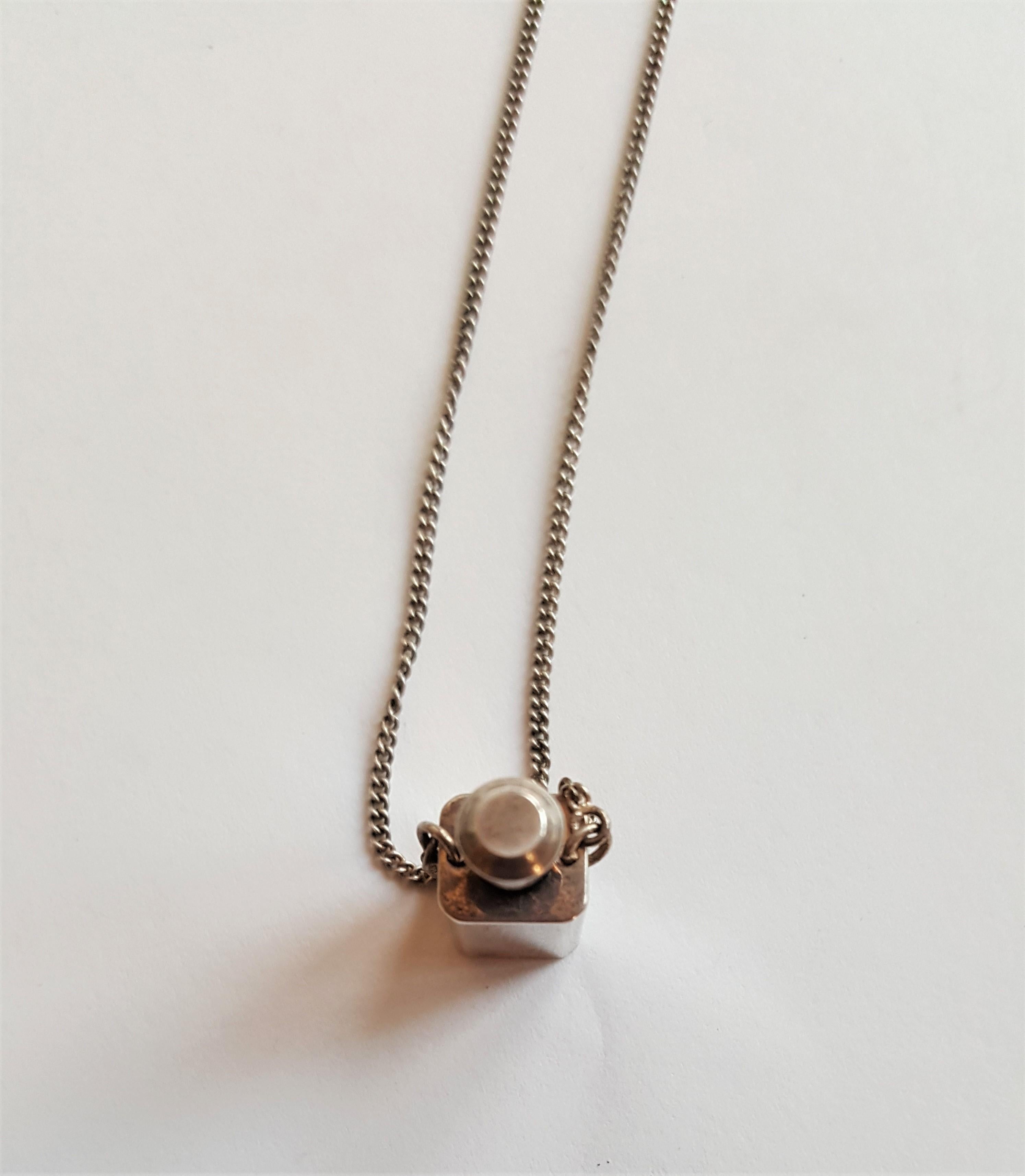 Unique 24mm x 9mm vintage silver perfume bottle pendant with a 24-inch silver box chain secured with a spring-ring clasp. This pendant and chain are in very good condition. Please let us know if you have any questions; we look forward to hearing