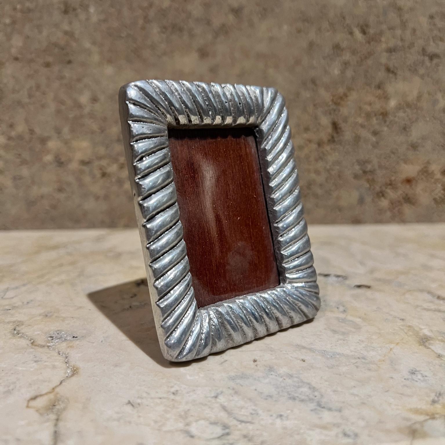 AMBIANIC präsentiert
Kleine Vintage Silber Bilderrahmen Holz und Aluminium
3,13 H x 2,5 B x 1,5 T
Unrestaurierter Vintage-Zustand
Alle bereitgestellten Bilder sehen