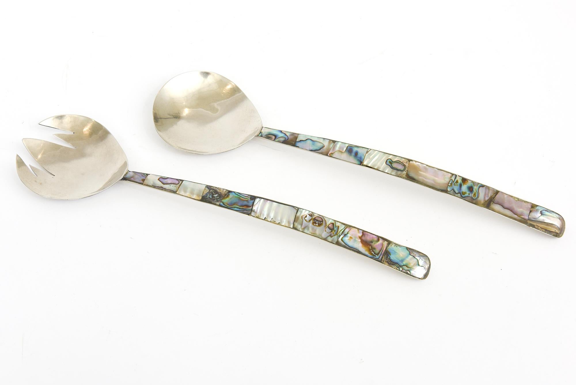 Questa deliziosa coppia di servitori da insalata vintage in silver-plate e abalone risale agli anni '70.
Sono marchiati Messico e non ci sono altri segni. L'abalone è sempre bellissimo e pieno di luce e colori. Sono leggeri.