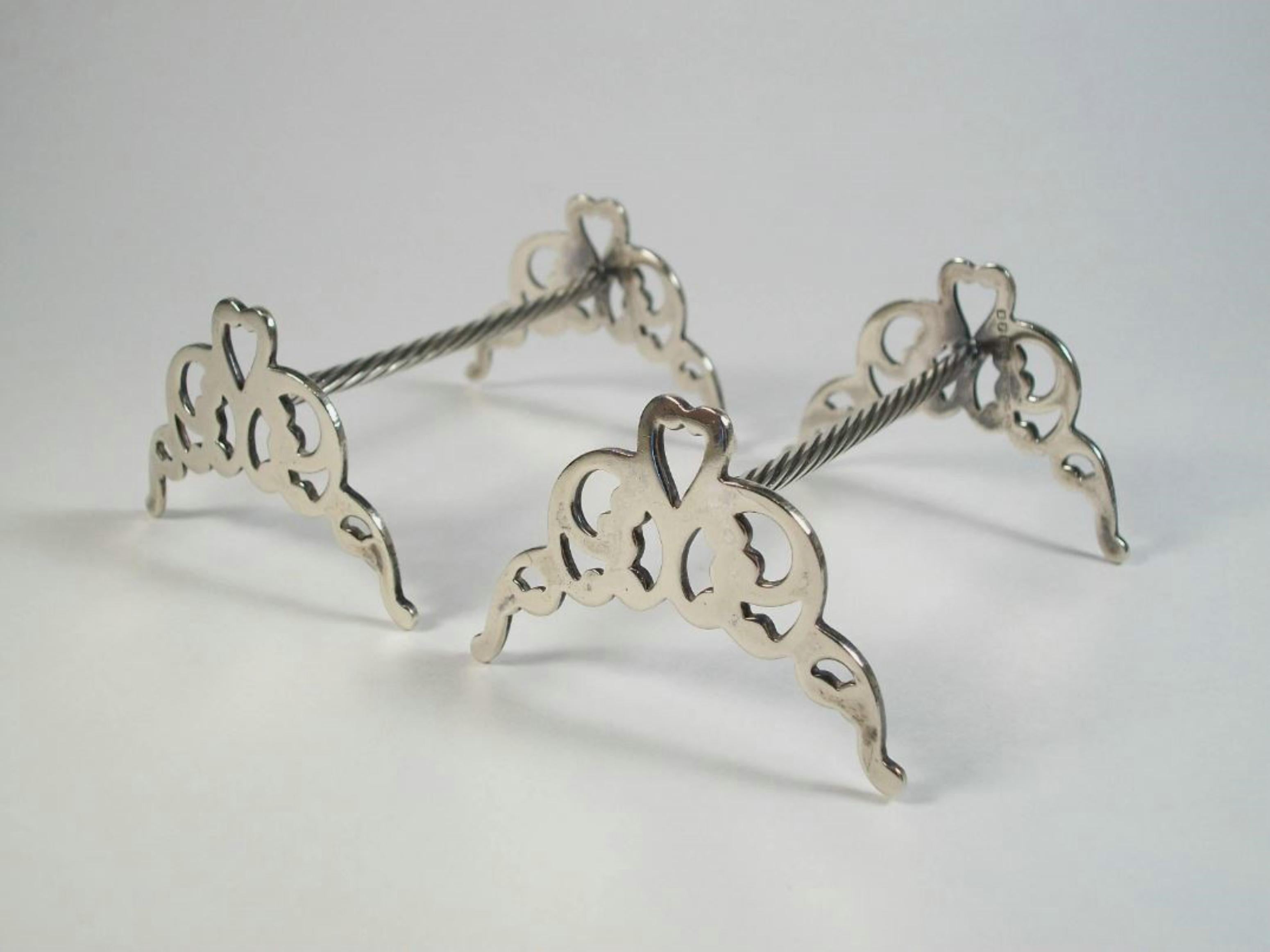 Paire vintage de supports à sculpter / porte-couteaux en métal argenté - chacun estampillé 'E P N S' et 'MADE IN ENGLAND' - Royaume-Uni - milieu du 20e siècle.

Excellent état vintage - pas de perte - pas de dommage - pas de réparation - légères