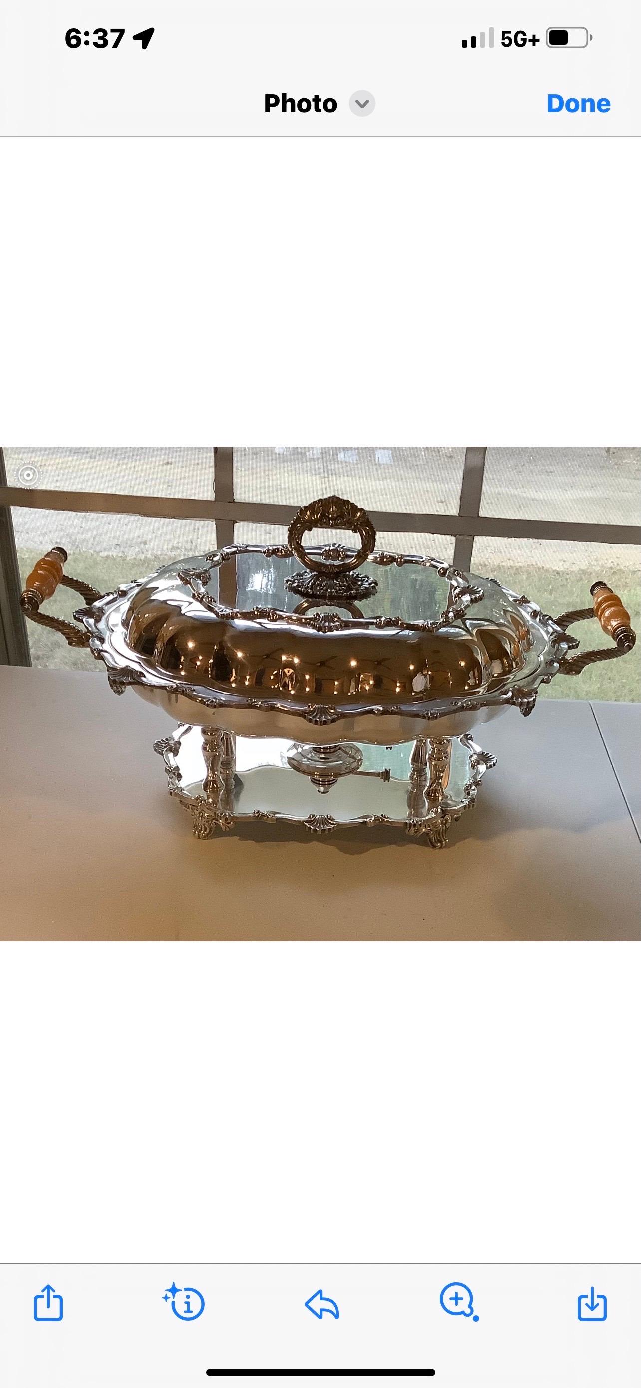 Sartén de plata vintage.
Este extraordinario calientaplatos de tapa grande tiene asas de celuloide con preciosas festones en todo el perímetro y detalles de concha.
Las dimensiones interiores son 13 pulgadas de ancho y 2 pulgadas de