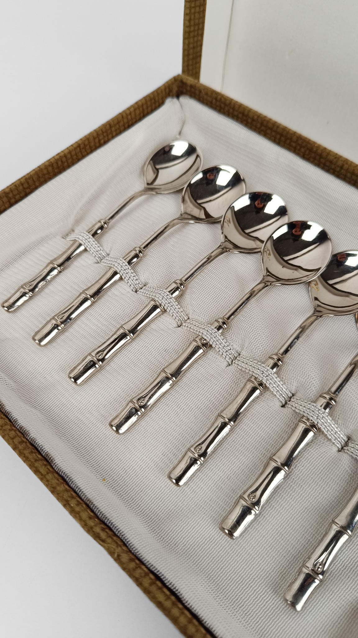 Nous avons le plaisir d'offrir à la vente un ensemble élégant et décoratif de cuillères à thé du milieu du 20e siècle.

Fabriqué en Italie entre les années 1960 et 1970 par La MarCo - comme le confirment la gravure sur chaque pièce et, surtout,