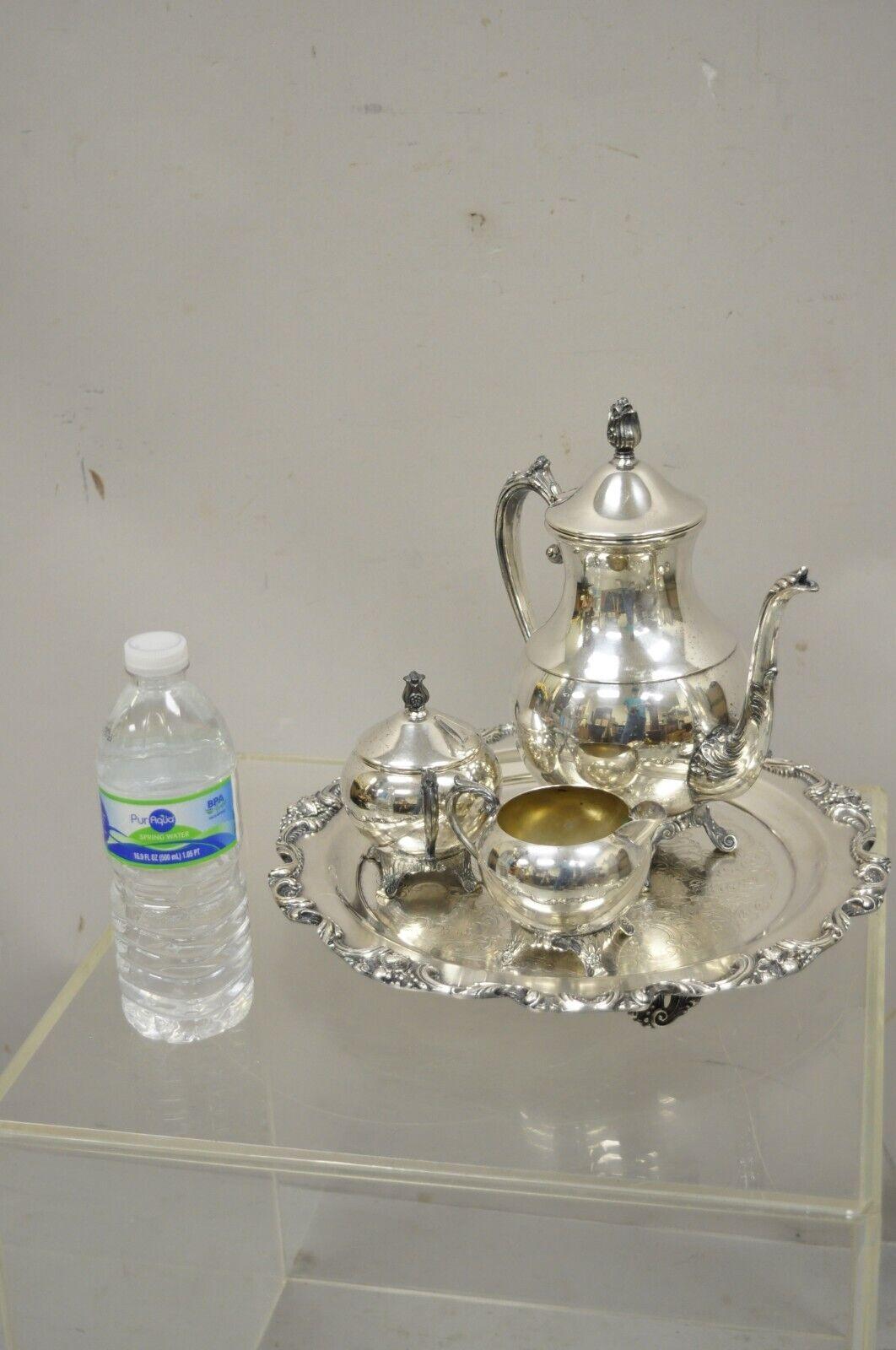 Vintage silver plate FB Rogers tea set amston round serving tray platter. L'objet comprend une théière, un crémier et un sucrier à couvercle, un plat de service rond à pied de 13 pouces avec un bord décoré et un centre gravé. Vers le milieu du 20e