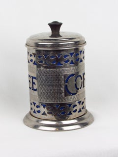 Cafetera de filigrana plateada con tapa e inserto azul