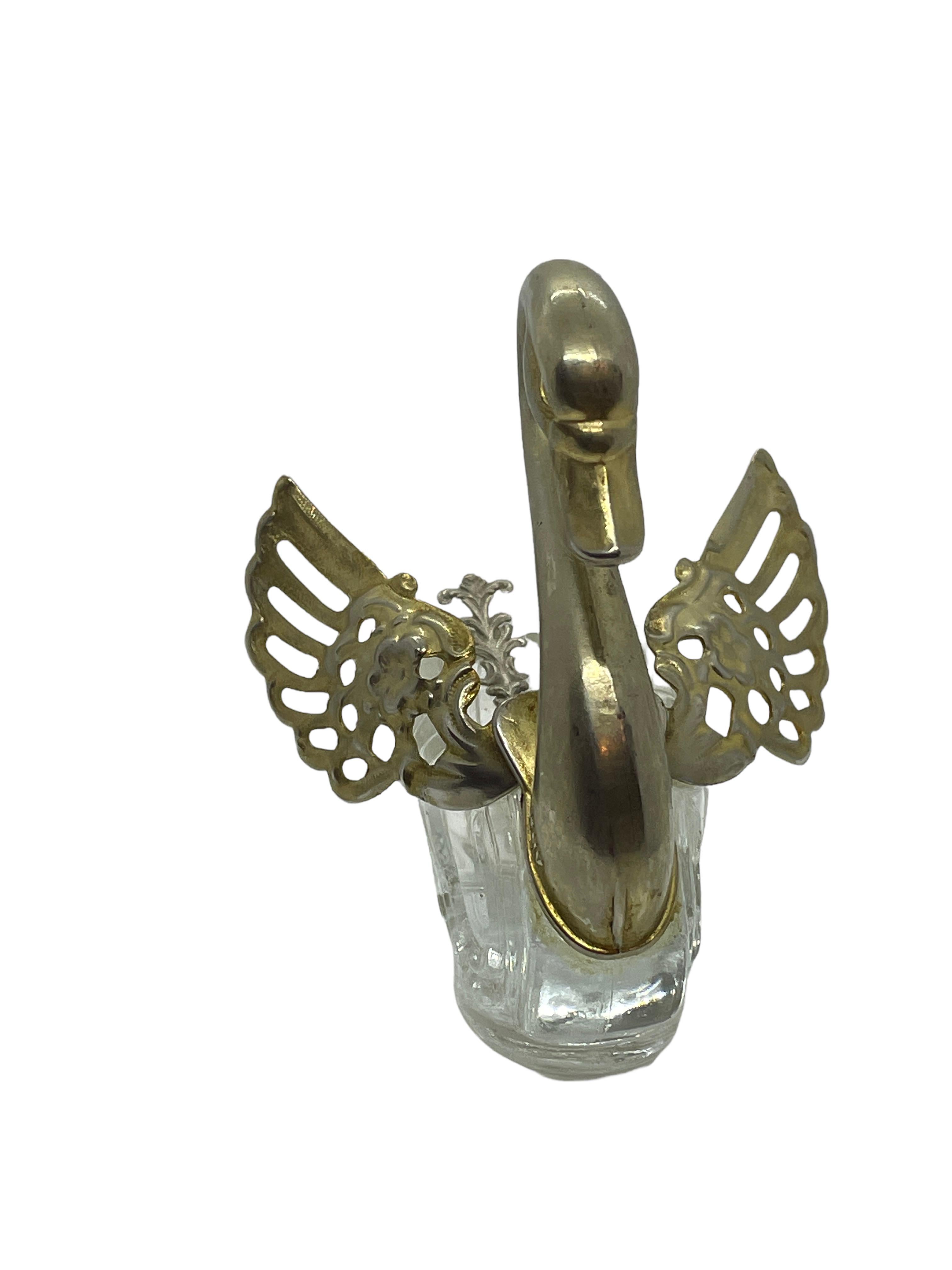 Precioso salero, azucarero o especiero abierto de los años 80, bañado en plata, con una simpática cucharilla. Cuchara de peltre, cisne de metal plateado y cristal, marcado Italia. Encontrado en una venta de bienes en Bolzano, Italia. Un bonito