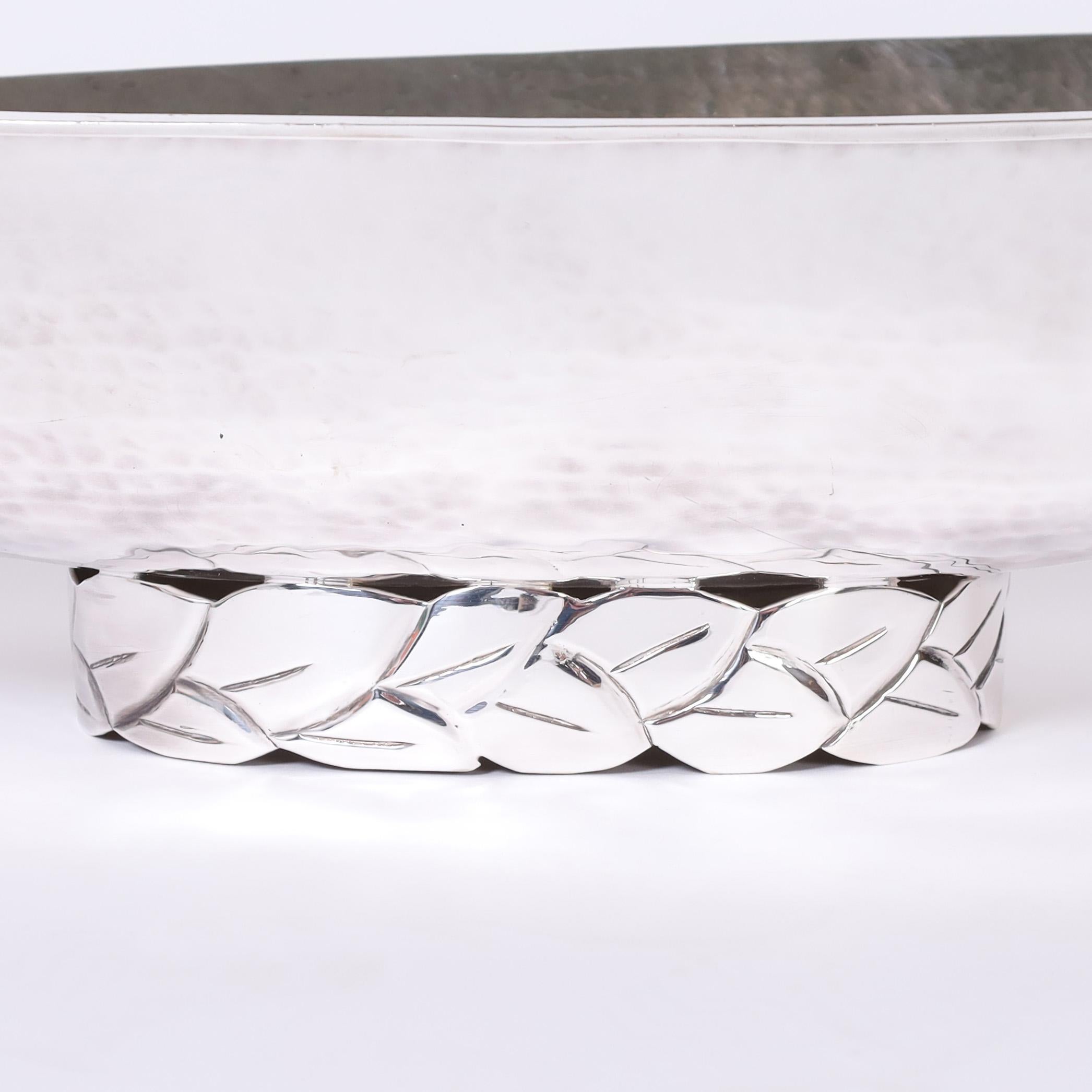 Cuenco largo vintage plateado con tucanes de Emilia Castillo siglo XX en venta