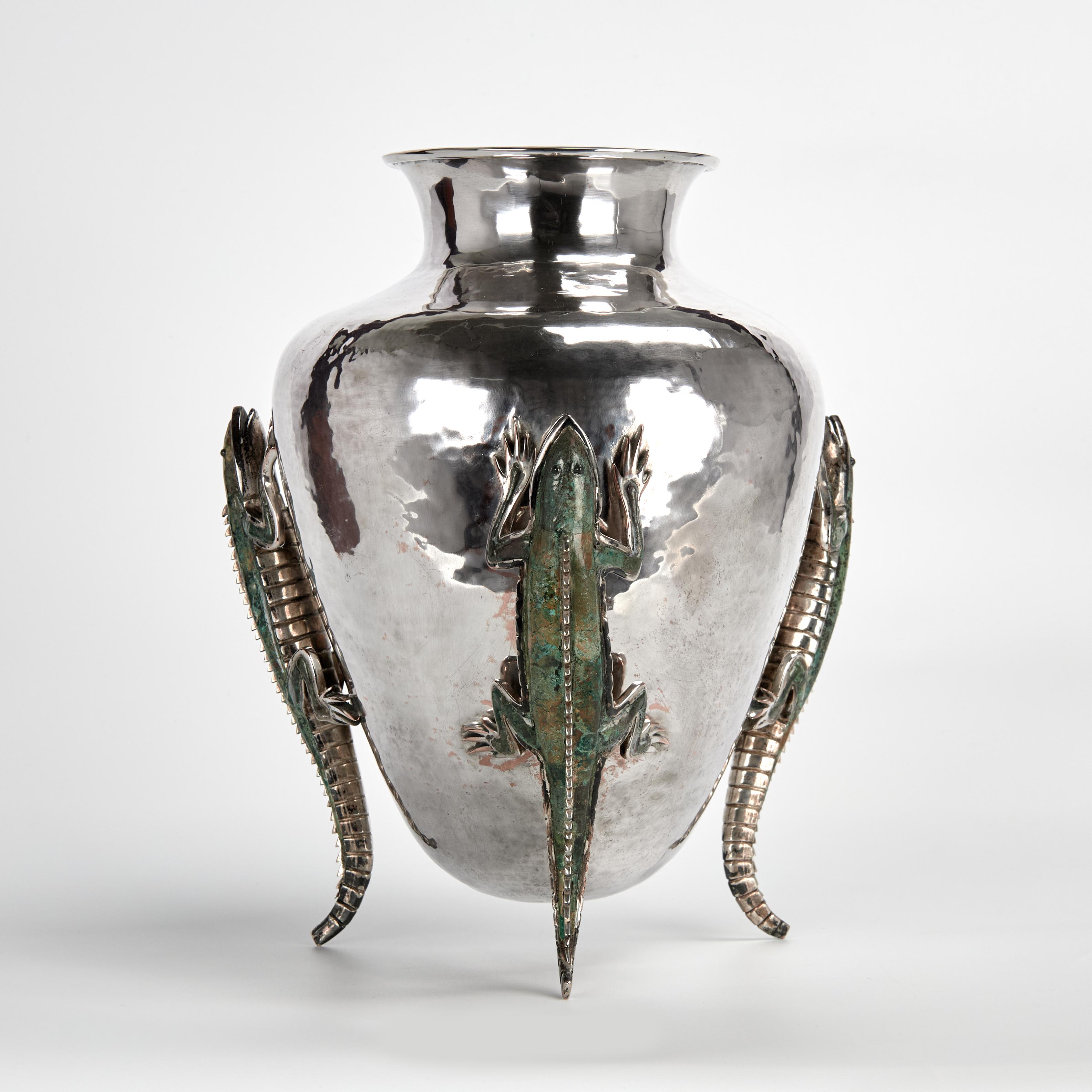 Vaso vintage di grande effetto realizzato a mano in lastra d'argento su rame martellato in forma classica con tre lucertole rivestite di pietra come supporto. Sul fondo c'è il timbro di Emilia Castillo.