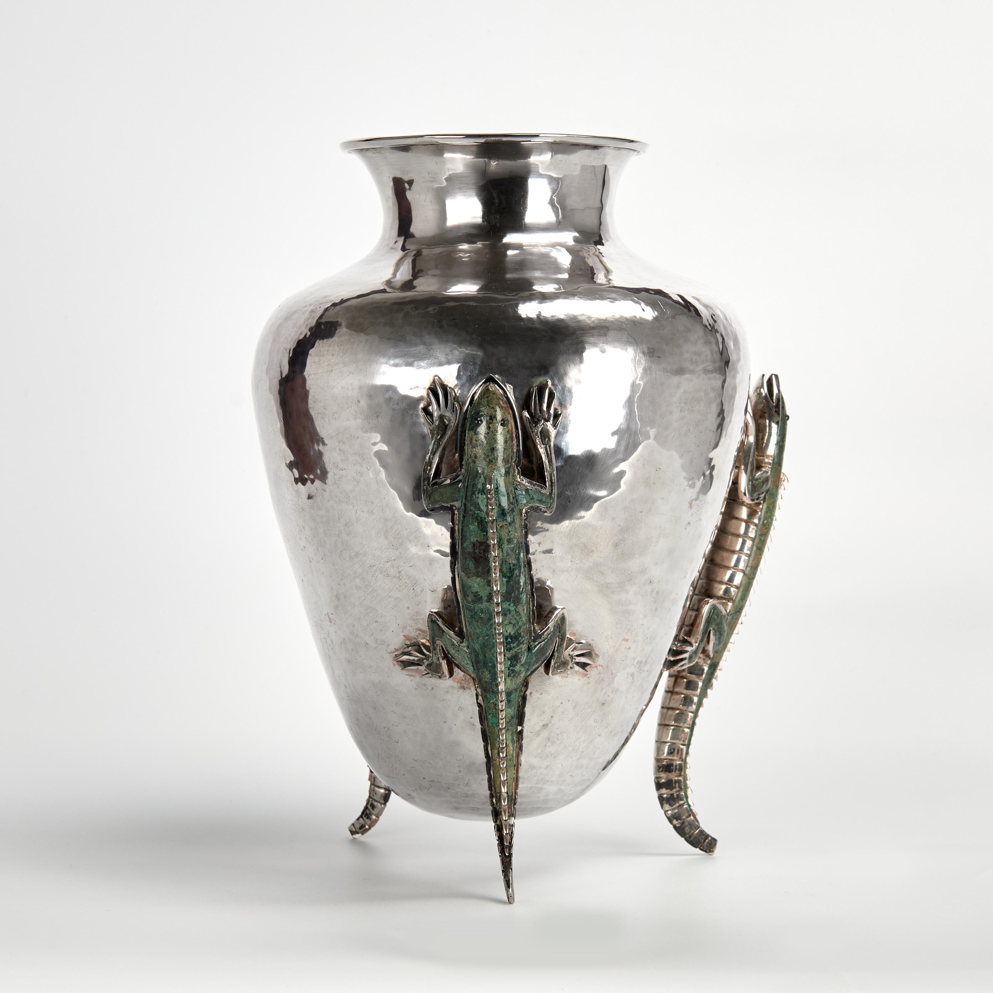 Mid-Century moderno Vaso d'argento d'epoca su rame con lucertole di Emilia Castillo in vendita