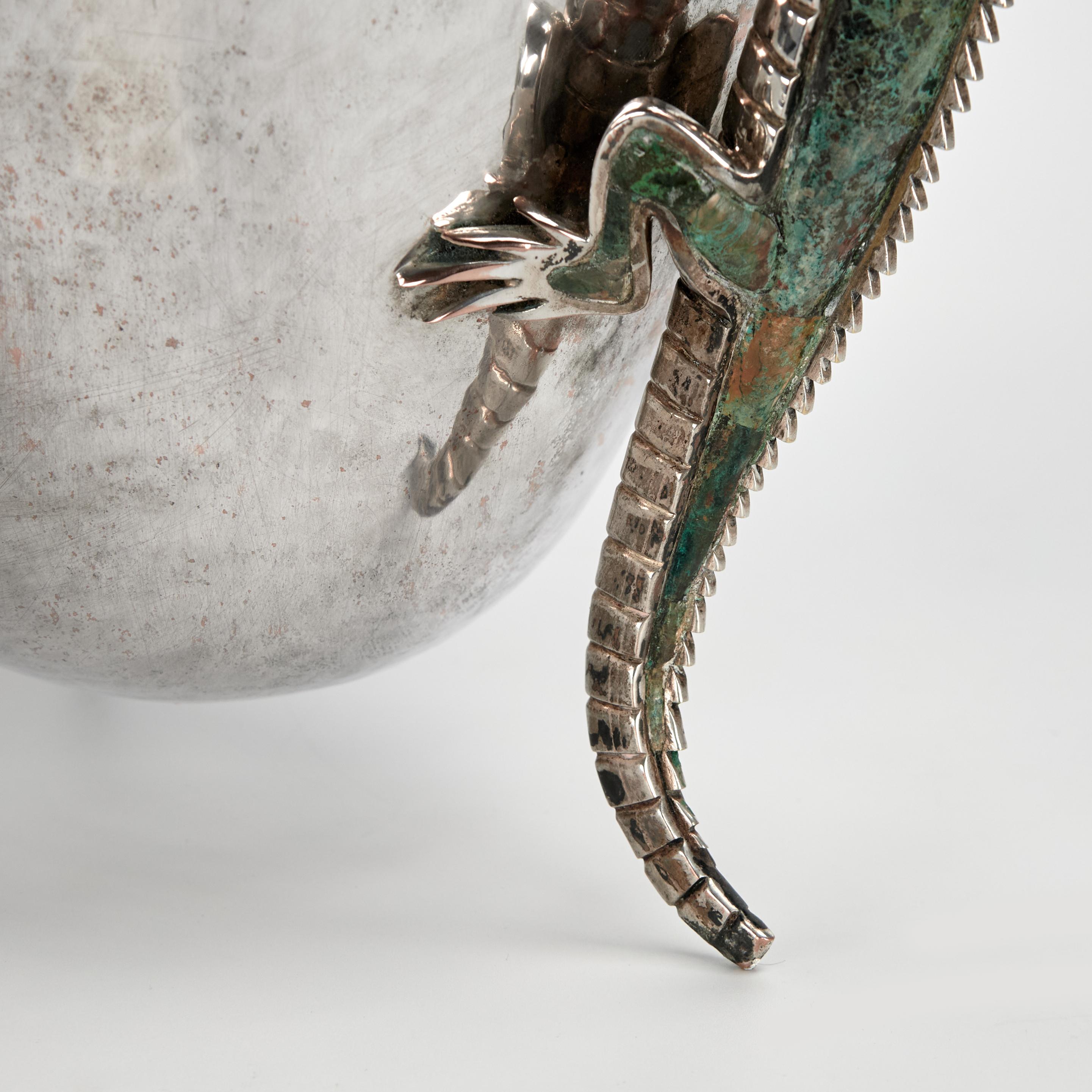 XX secolo Vaso d'argento d'epoca su rame con lucertole di Emilia Castillo in vendita