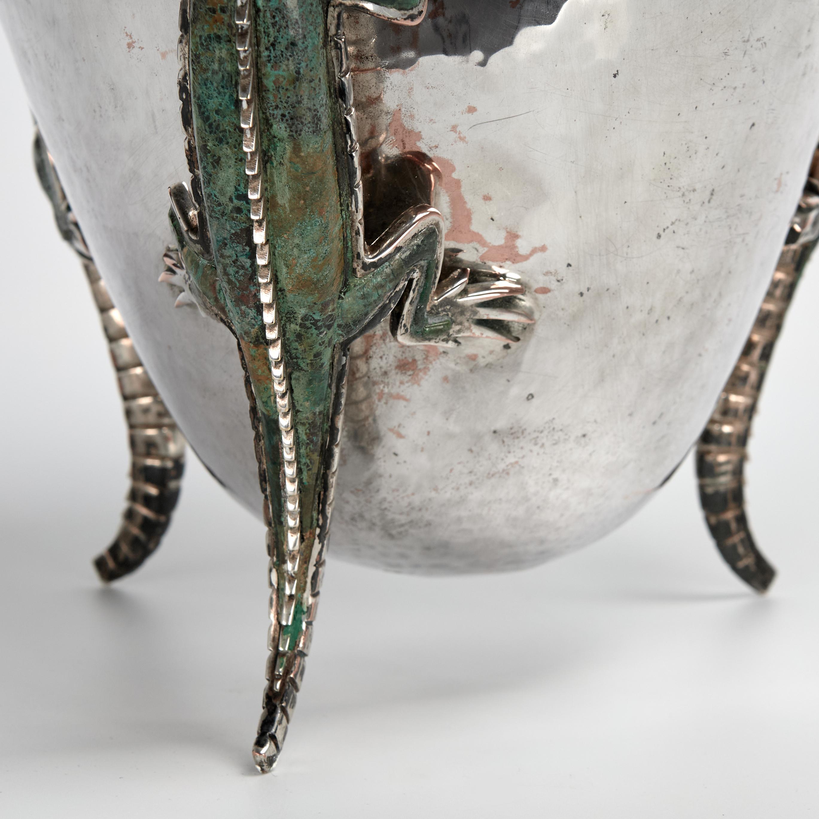 Placcato argento Vaso d'argento d'epoca su rame con lucertole di Emilia Castillo in vendita