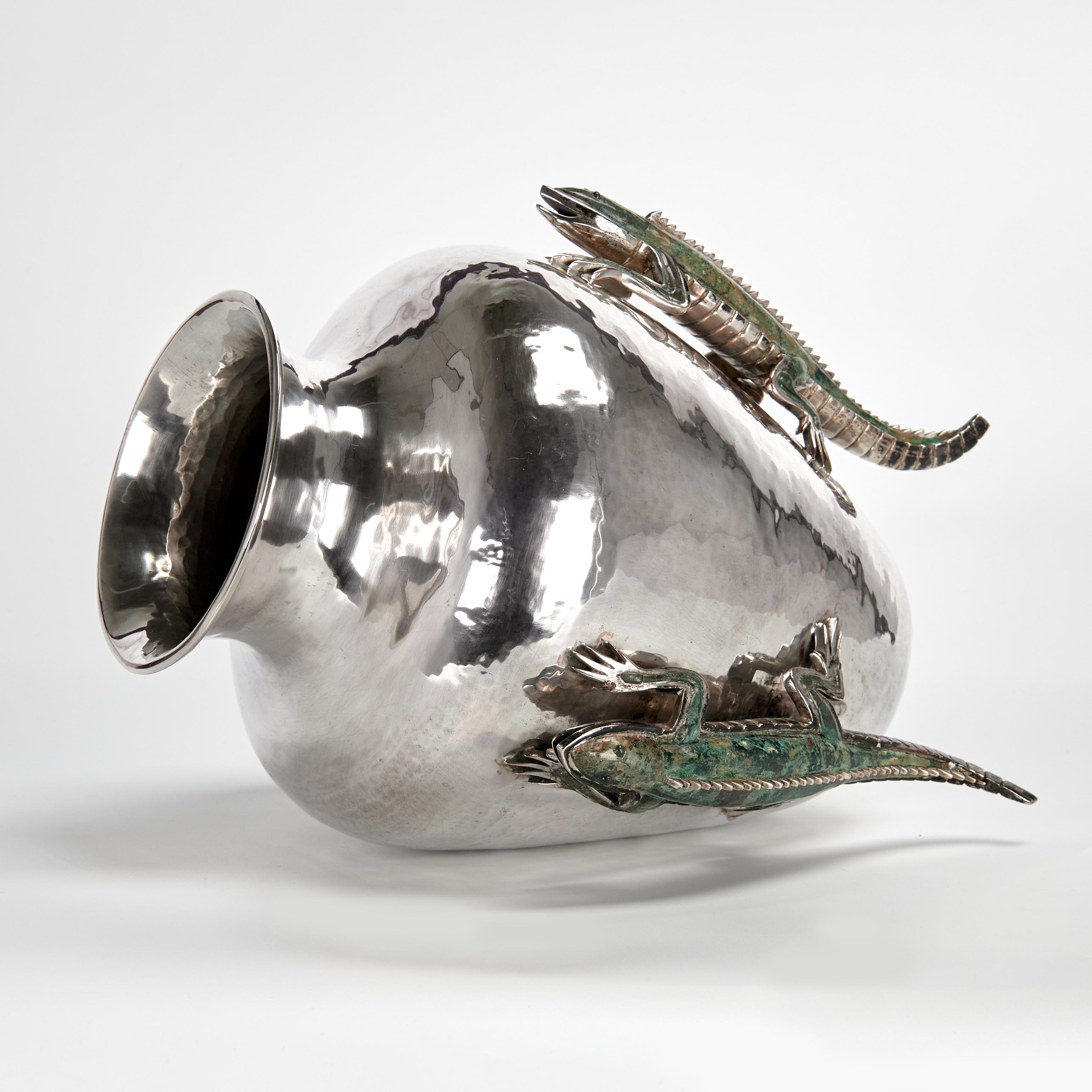 Vaso d'argento d'epoca su rame con lucertole di Emilia Castillo in vendita 1