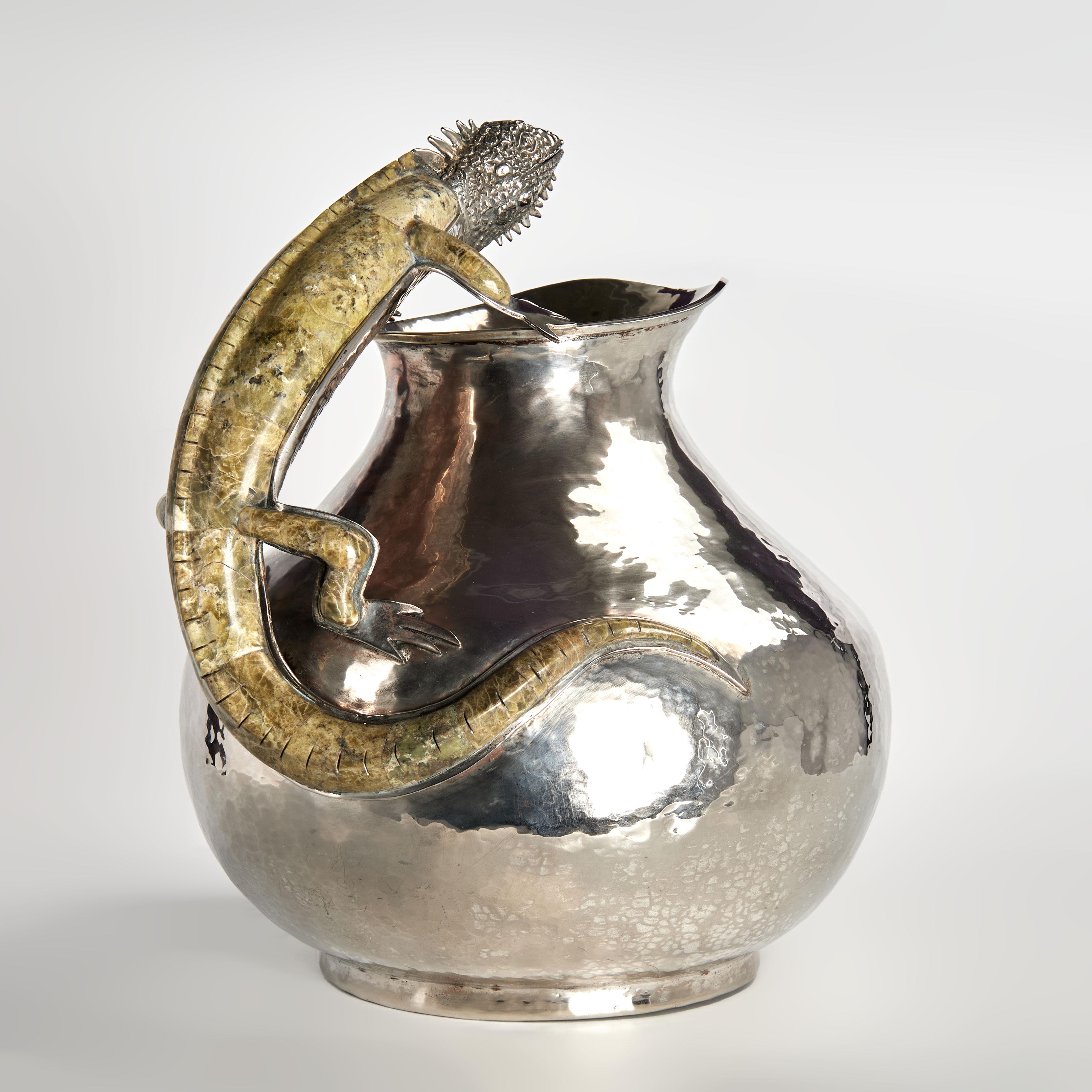 Una sorprendente brocca di metà secolo realizzata a mano in lastra d'argento su rame martellato in una forma classica e moderna con un'iguana rivestita di pietra come manico.