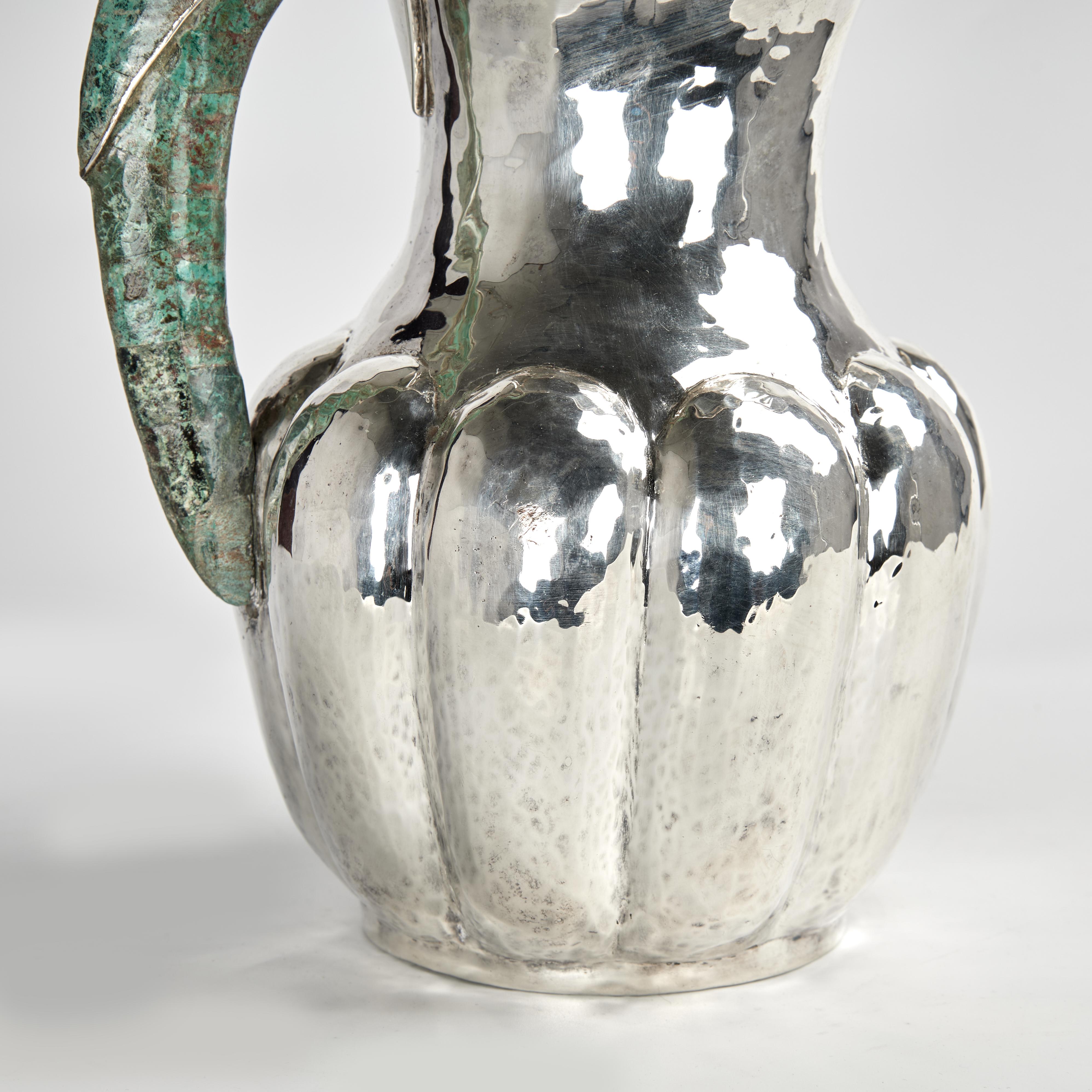 Vintage Silver Plate Pitcher with Parrot Handle (Pichet en métal argenté avec anse en forme de perroquet) Bon état - En vente à Palm Beach, FL