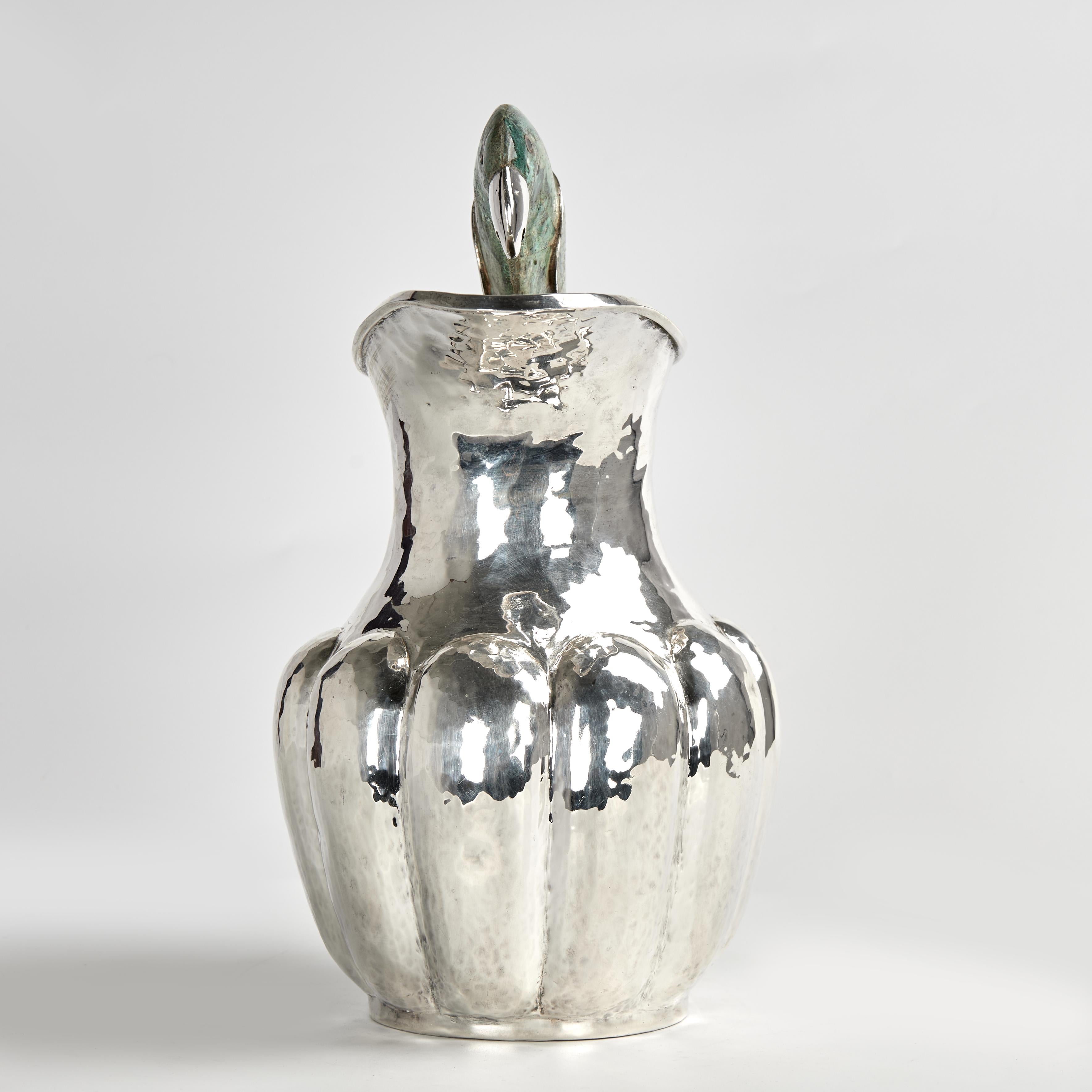 20ième siècle Vintage Silver Plate Pitcher with Parrot Handle (Pichet en métal argenté avec anse en forme de perroquet) en vente
