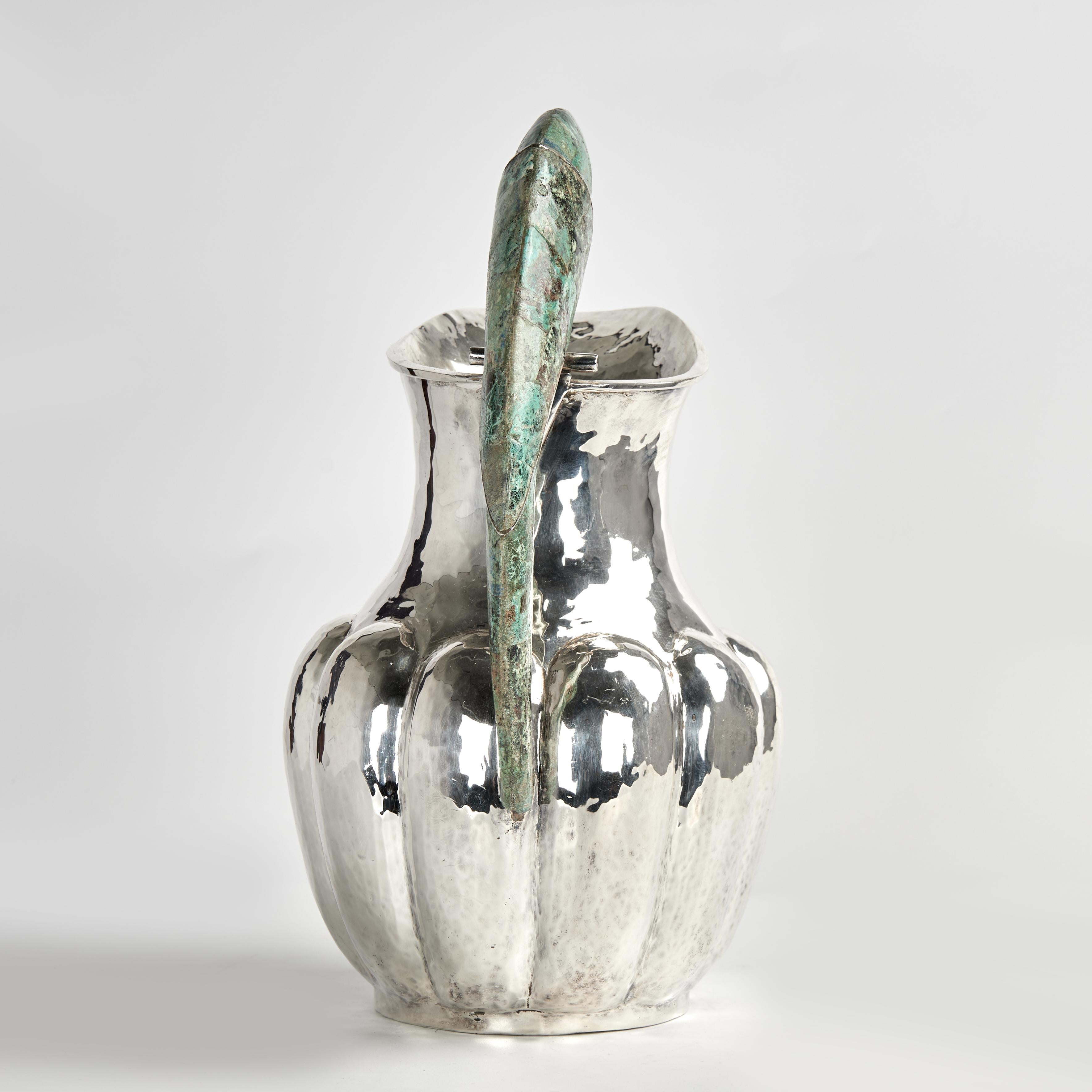 Plaqué argent Vintage Silver Plate Pitcher with Parrot Handle (Pichet en métal argenté avec anse en forme de perroquet) en vente