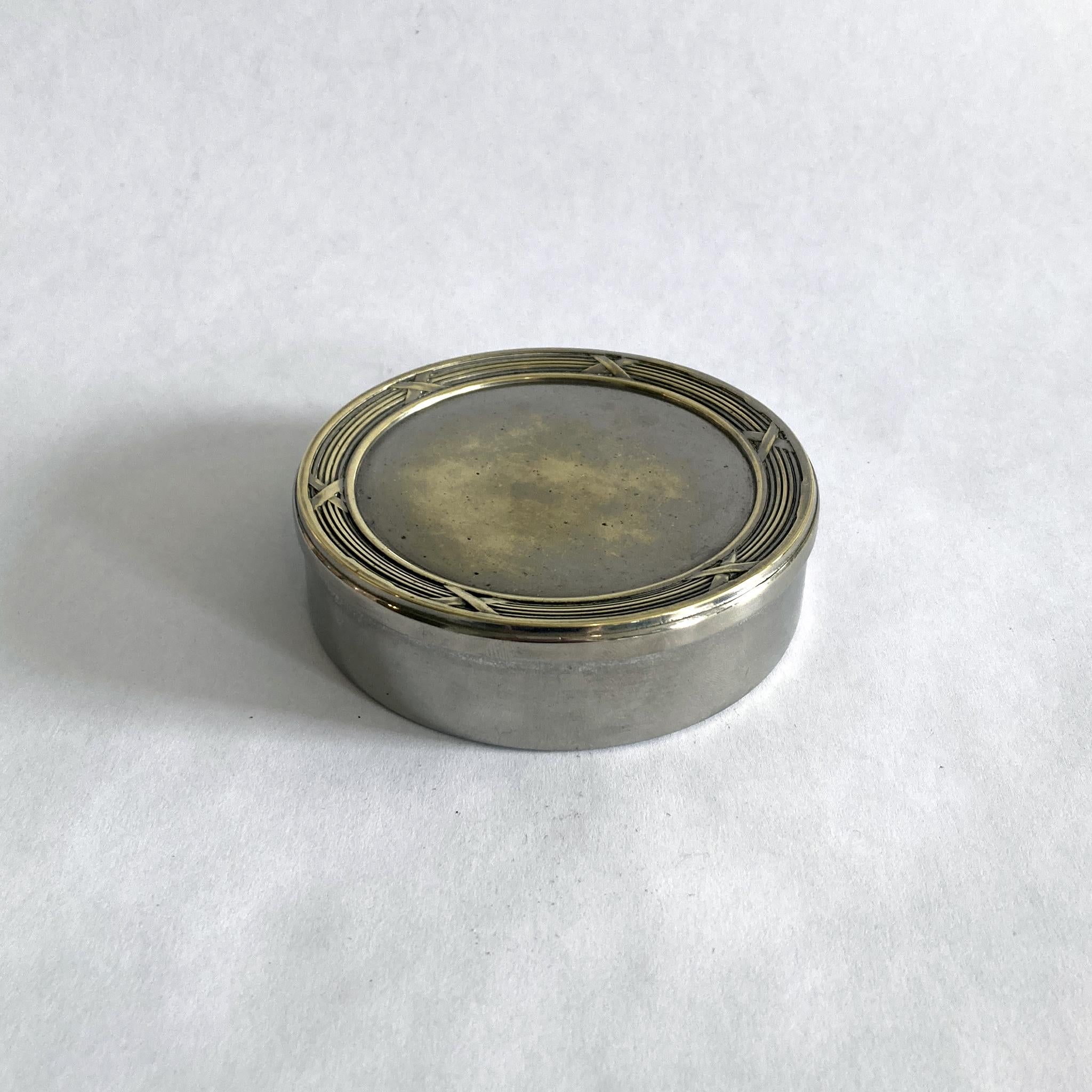 Silberne runde Schachtel, mit Samt ausgekleidet, Mitte des Jahrhunderts (Unbekannt) im Angebot