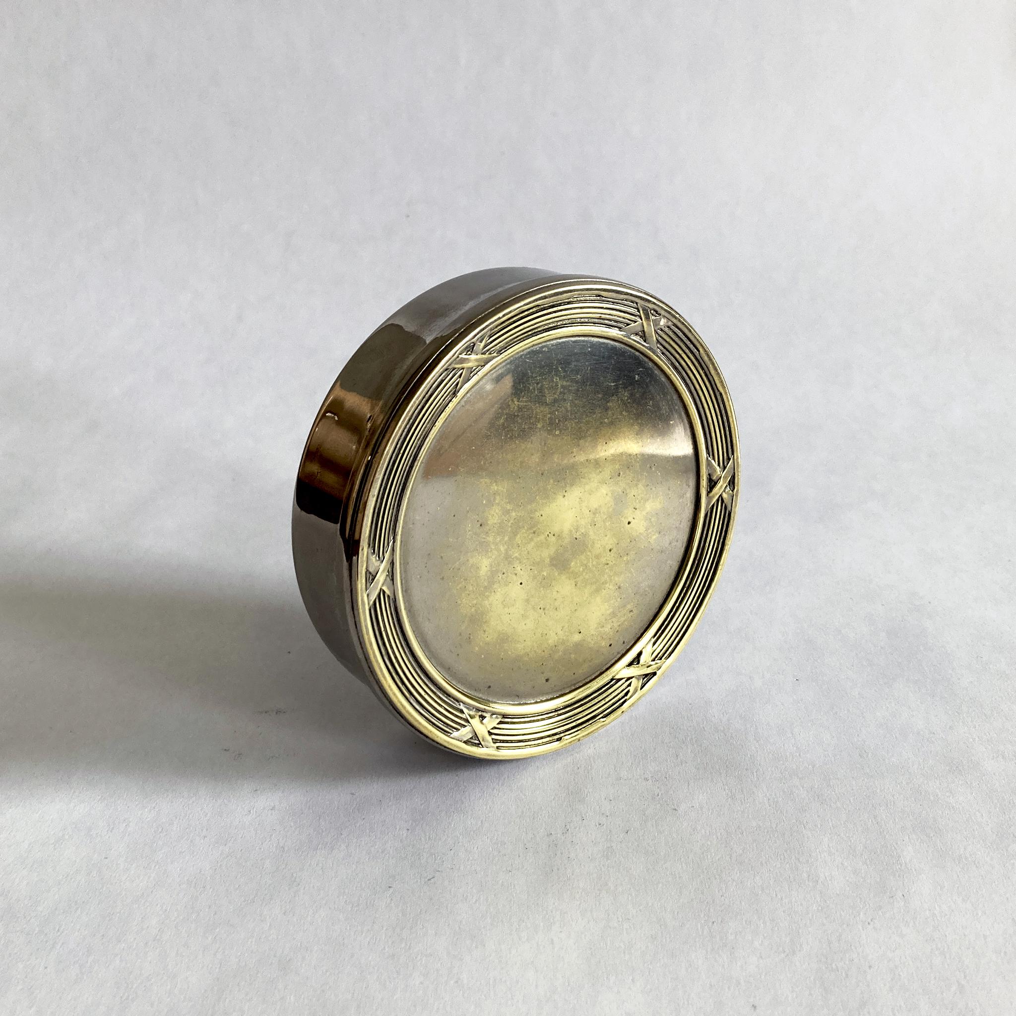 Fatto a mano Scatola rotonda in lamiera d'argento, foderata in velluto, Midcentury in vendita