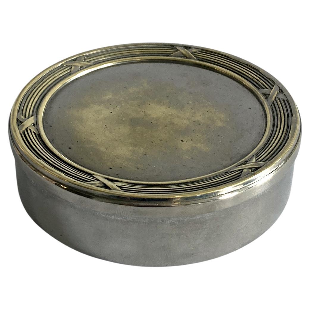 Boîte ronde en métal argenté, doublée de velours, Midcentury en vente