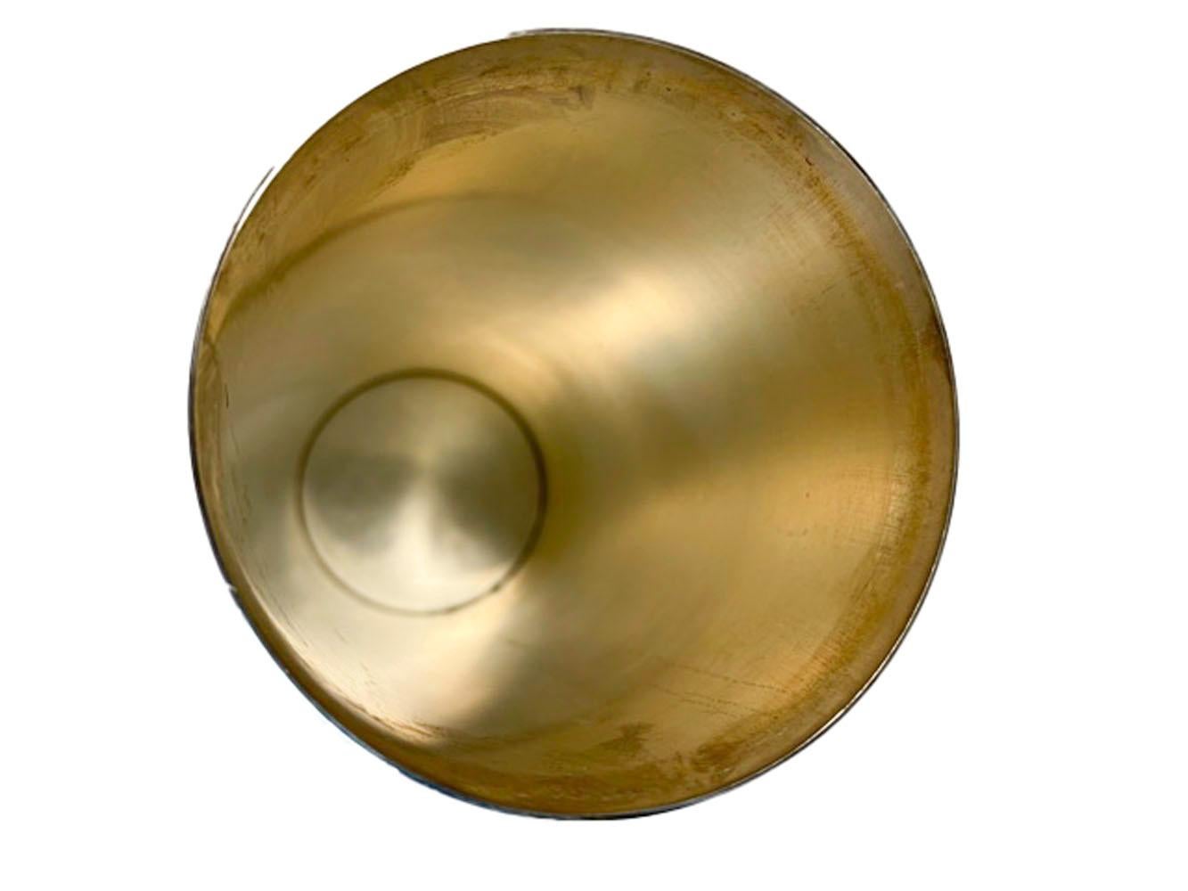 Art-Deco-Cocktail im Wolkenkratzer-Stil aus Silberblech von The Sheffield Silver Co. Der hohe, schlanke, zylindrische Körper steht auf einem gestuften Fuß.