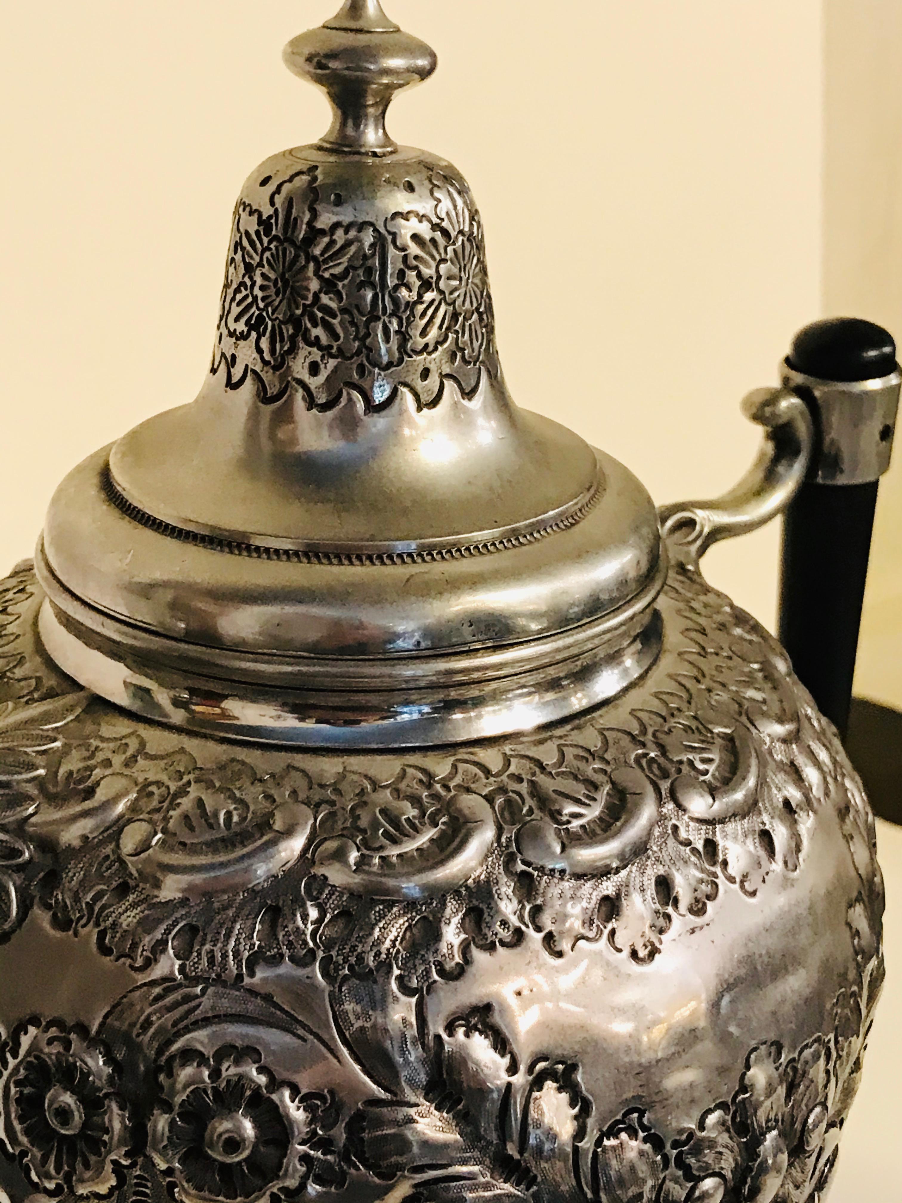 Urne à thé décorative en métal argenté. Posez-la sur votre buffet pour lui donner du charme.