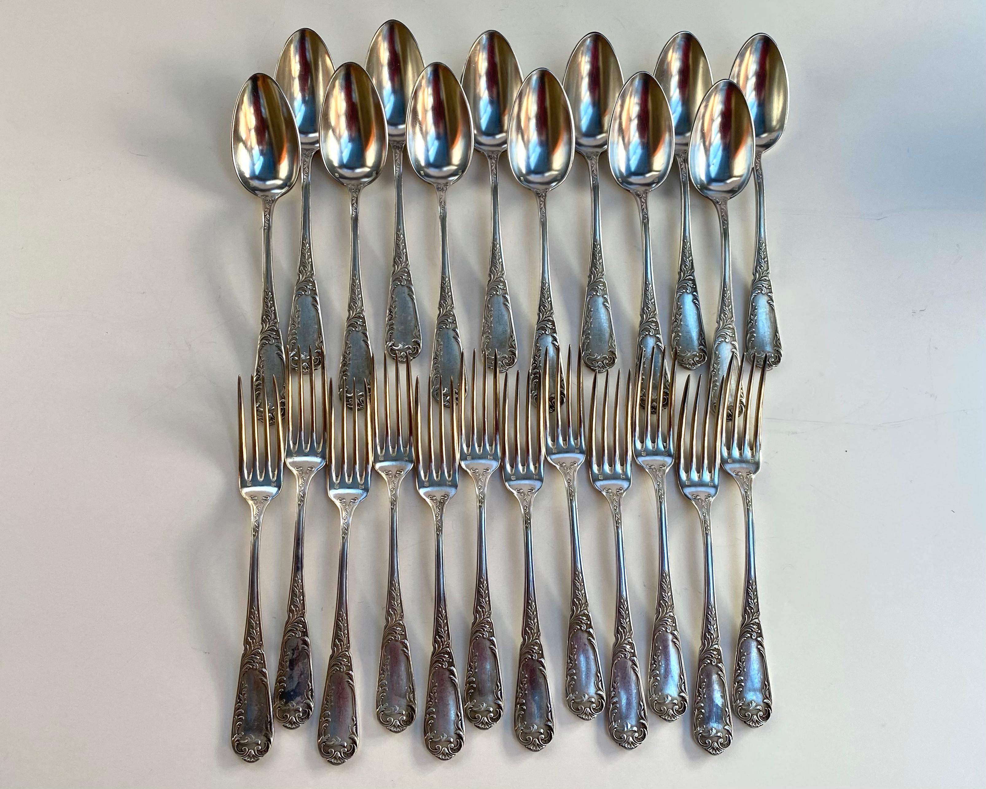 Vintage Silver Plate Utensils, 12 Spoons 12 Forks, Cutlery, Farmhouse Kitchen Silverplate, Dinner Forks.

Set of silver plated cutlery in the amount of 24 pieces in authentic case.

The set comprises of 12 forks and 12 table spoons.

France,