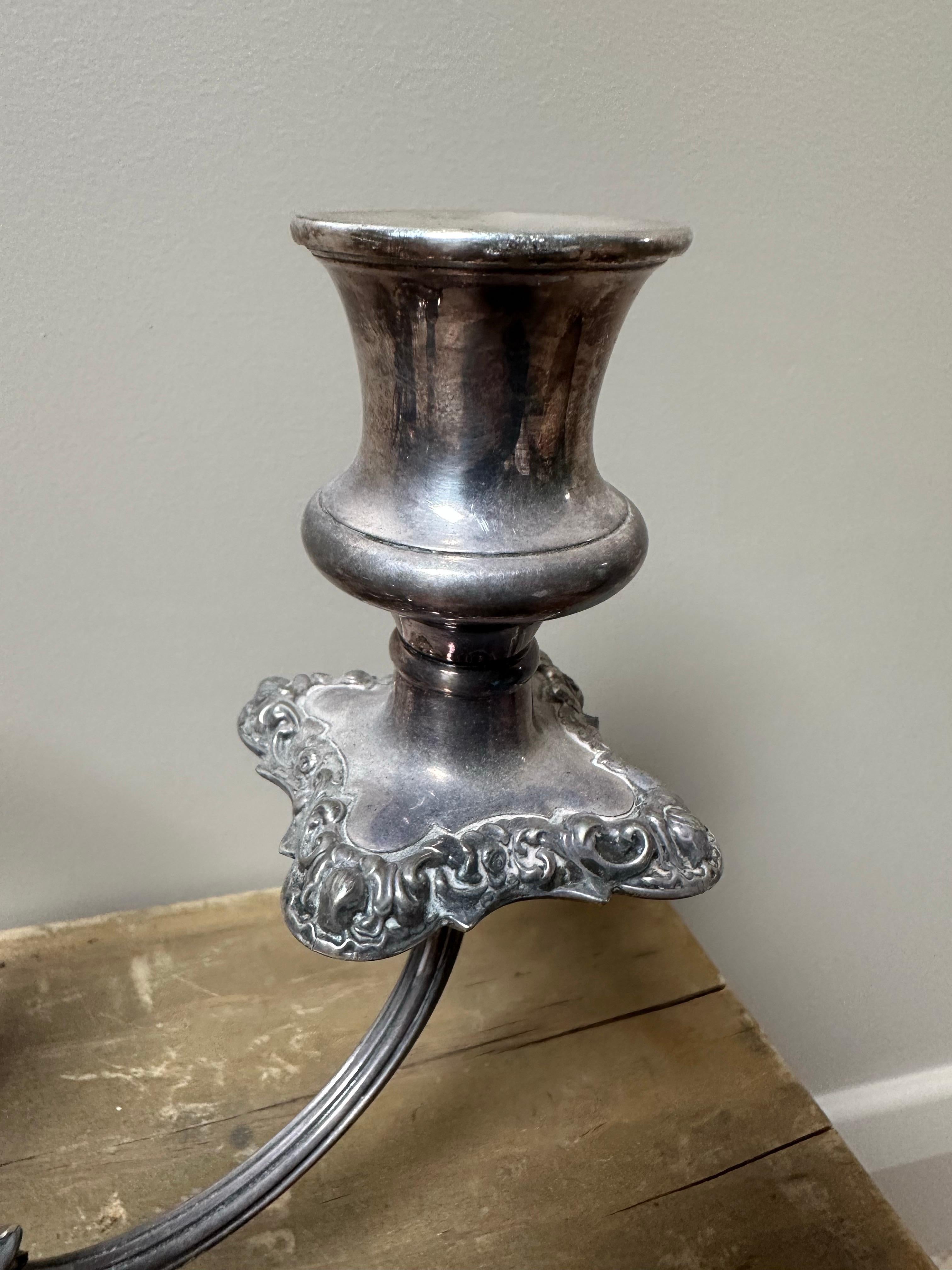 Candelabro d'epoca a 2 bracci placcato in argento in vendita 2