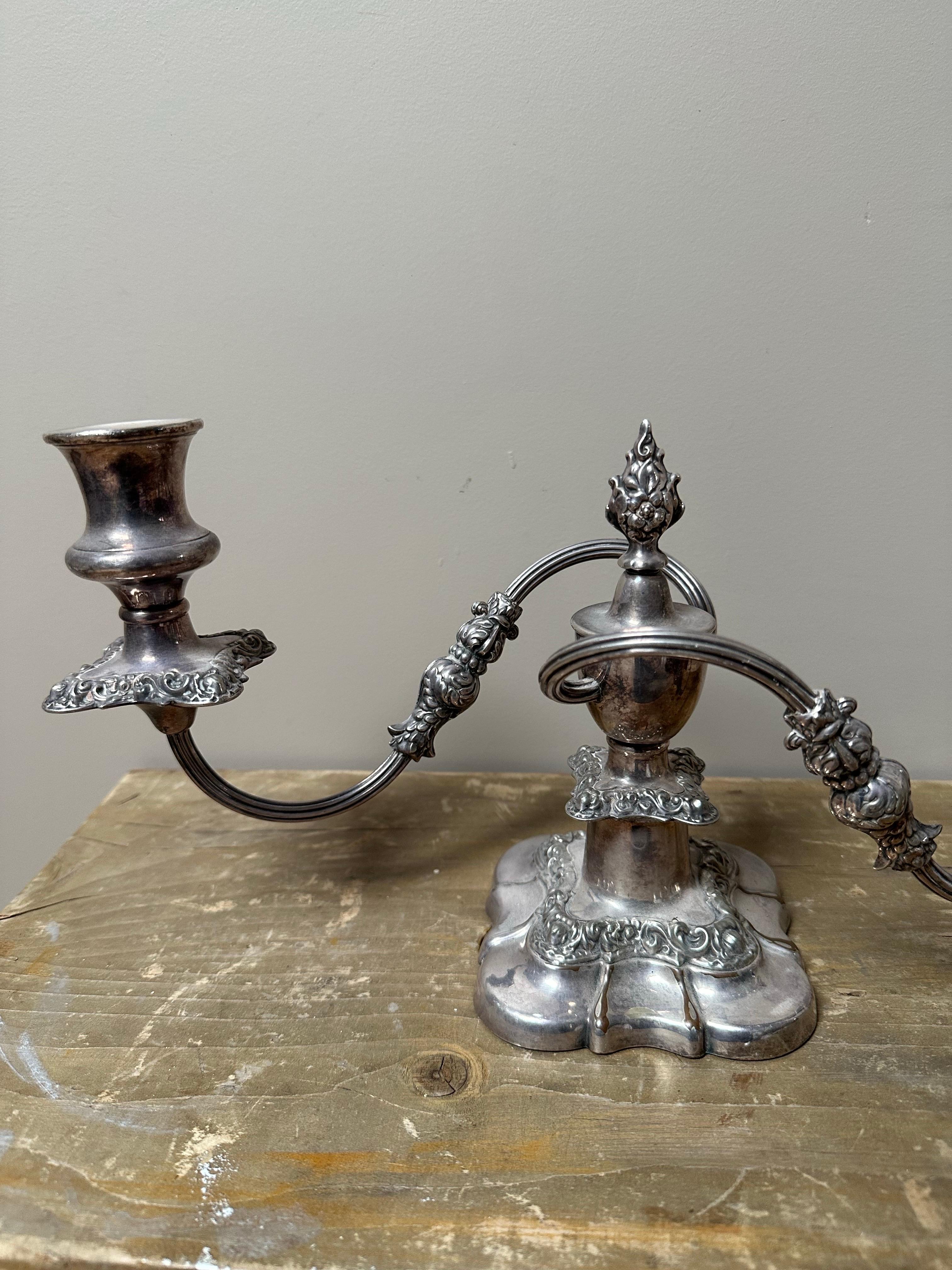 Candelabro d'epoca a 2 bracci placcato in argento in vendita 3