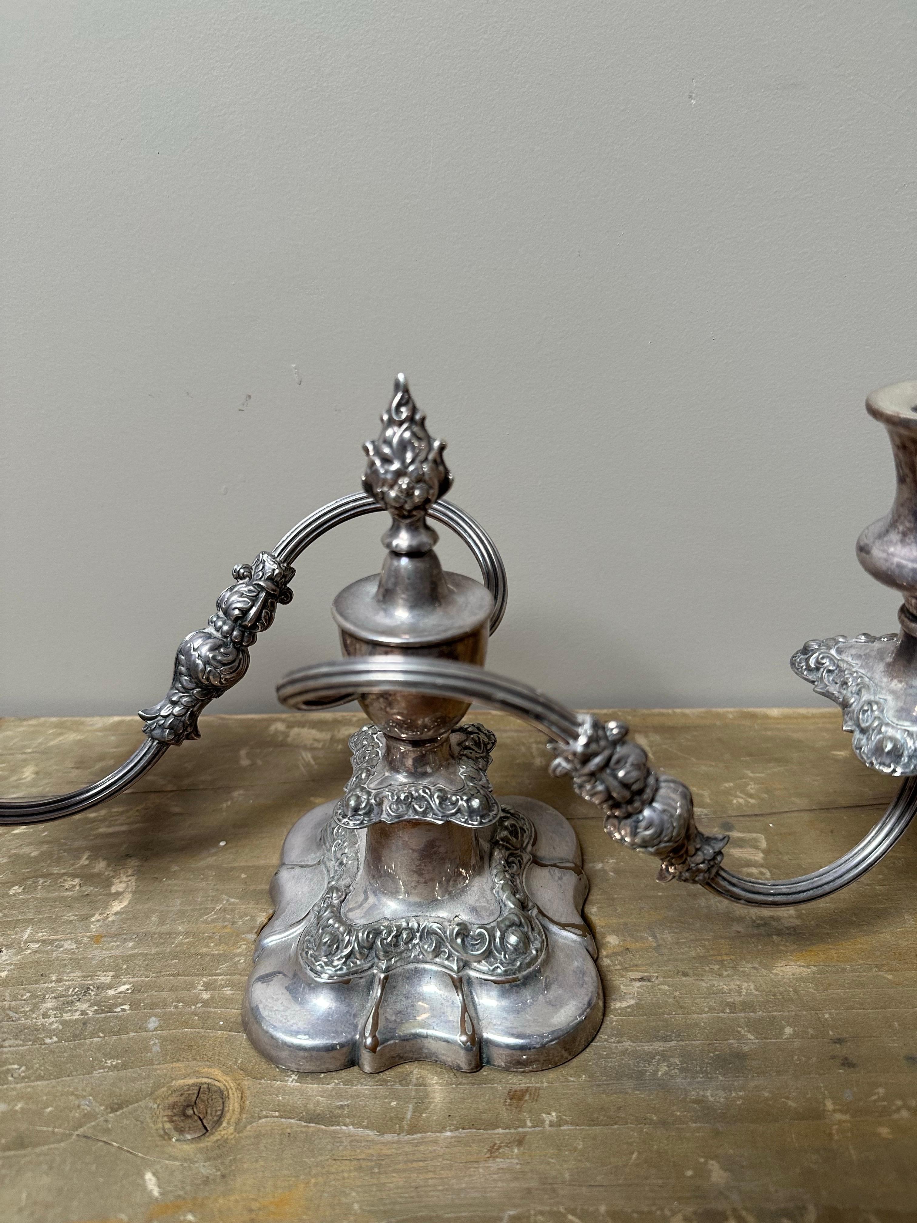Candelabro d'epoca a 2 bracci placcato in argento in vendita 4