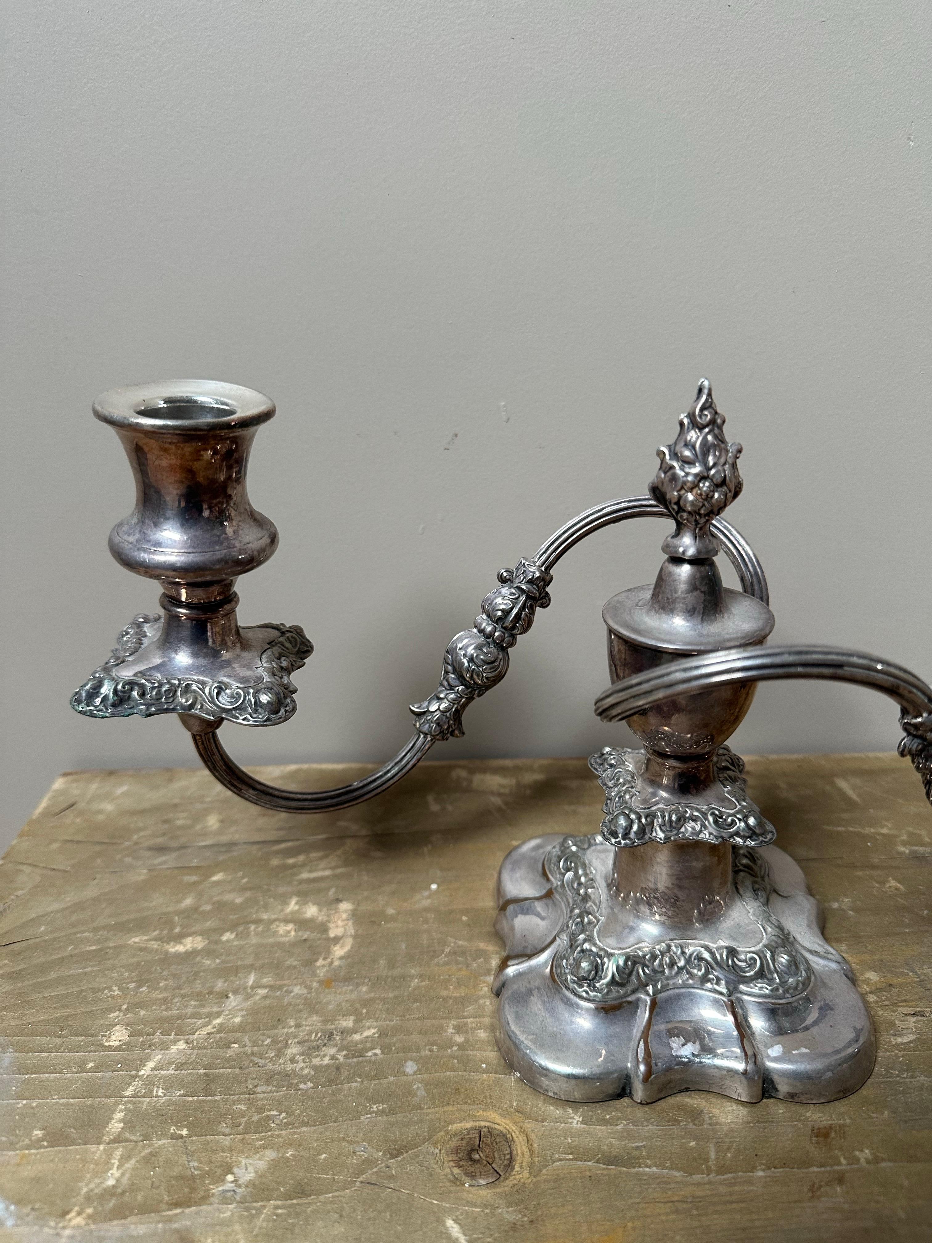 Inglese Candelabro d'epoca a 2 bracci placcato in argento in vendita