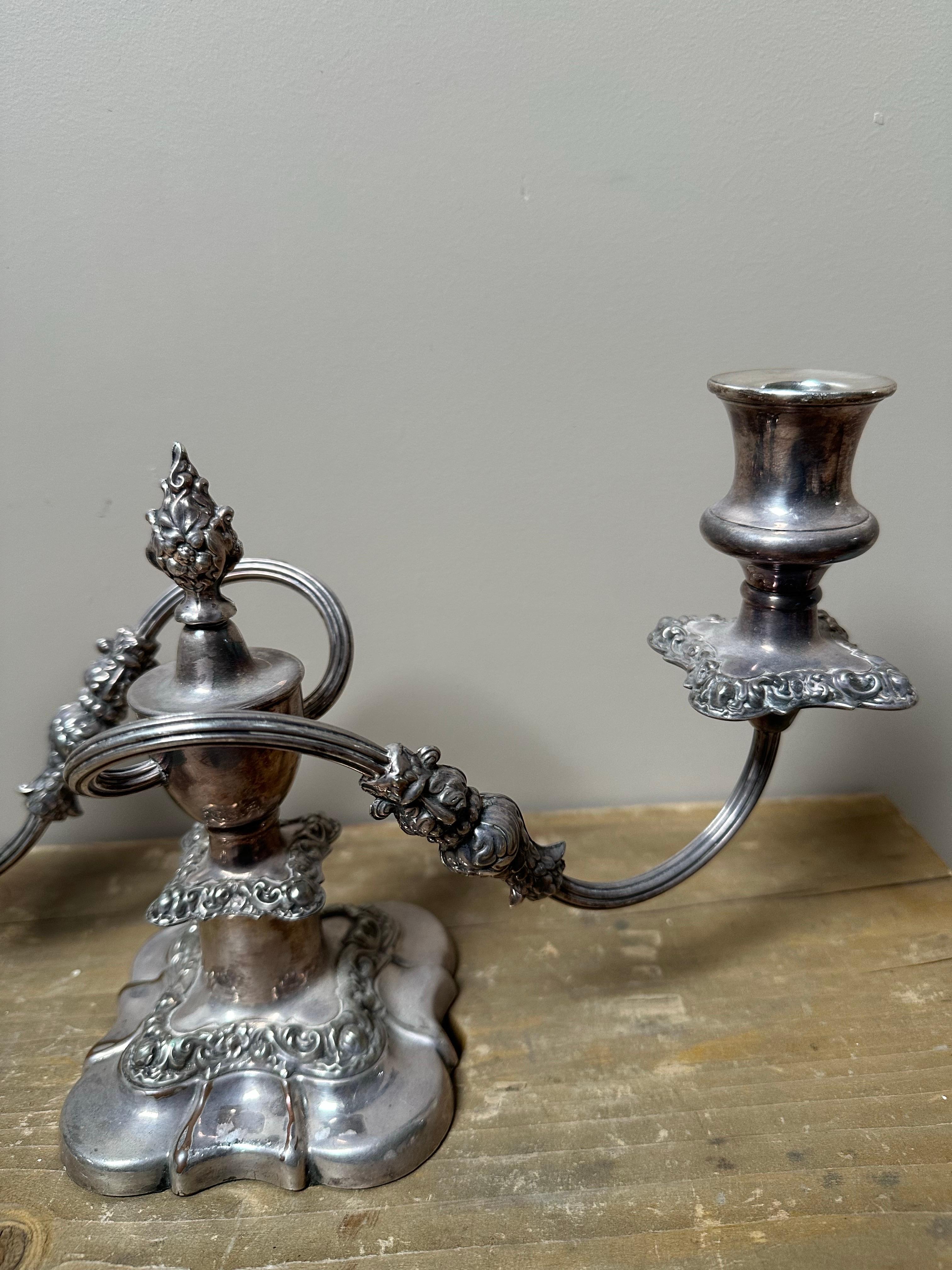 Intagliato a mano Candelabro d'epoca a 2 bracci placcato in argento in vendita
