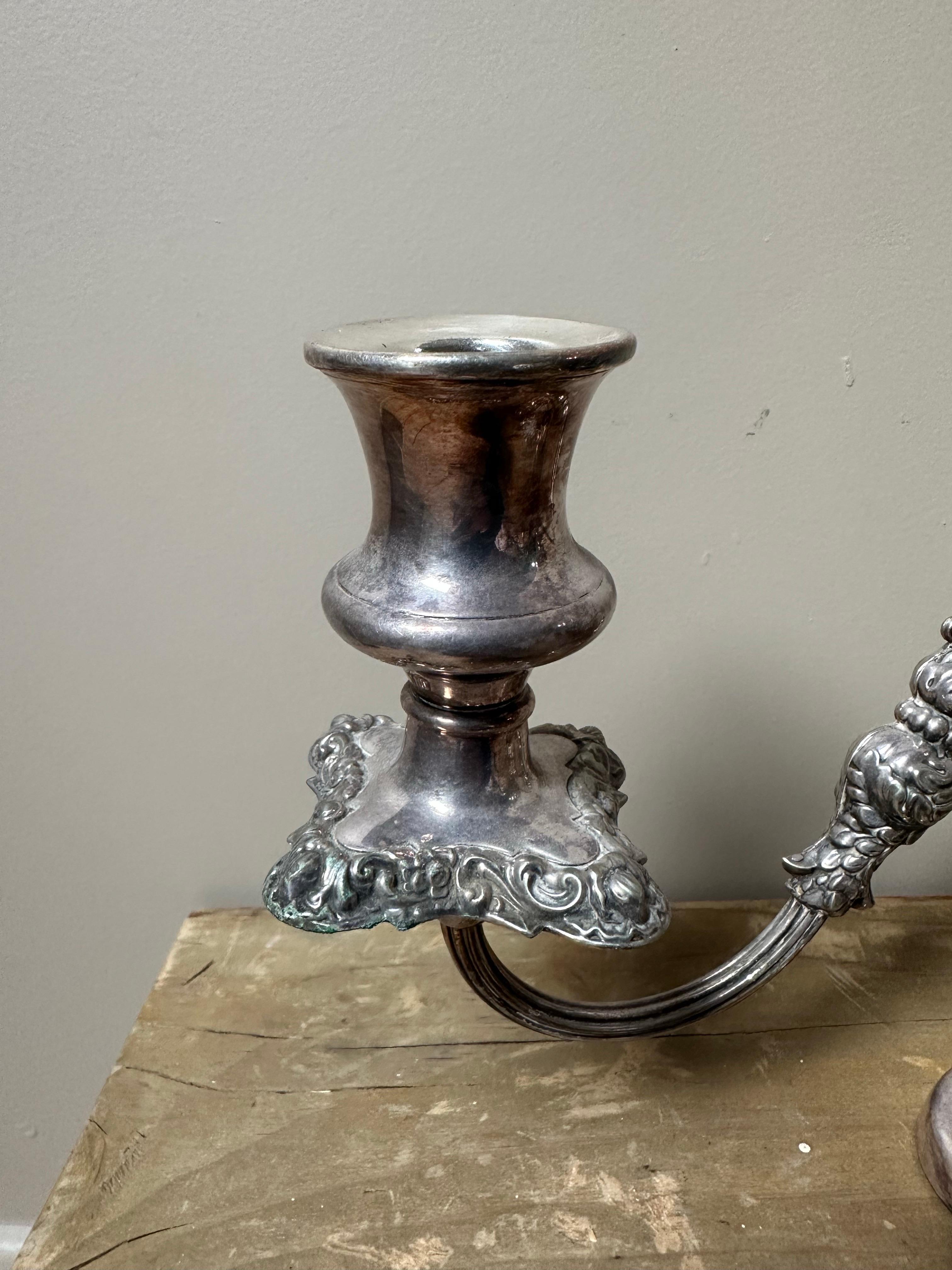 Candelabro d'epoca a 2 bracci placcato in argento In condizioni buone in vendita a Worcester Park, GB