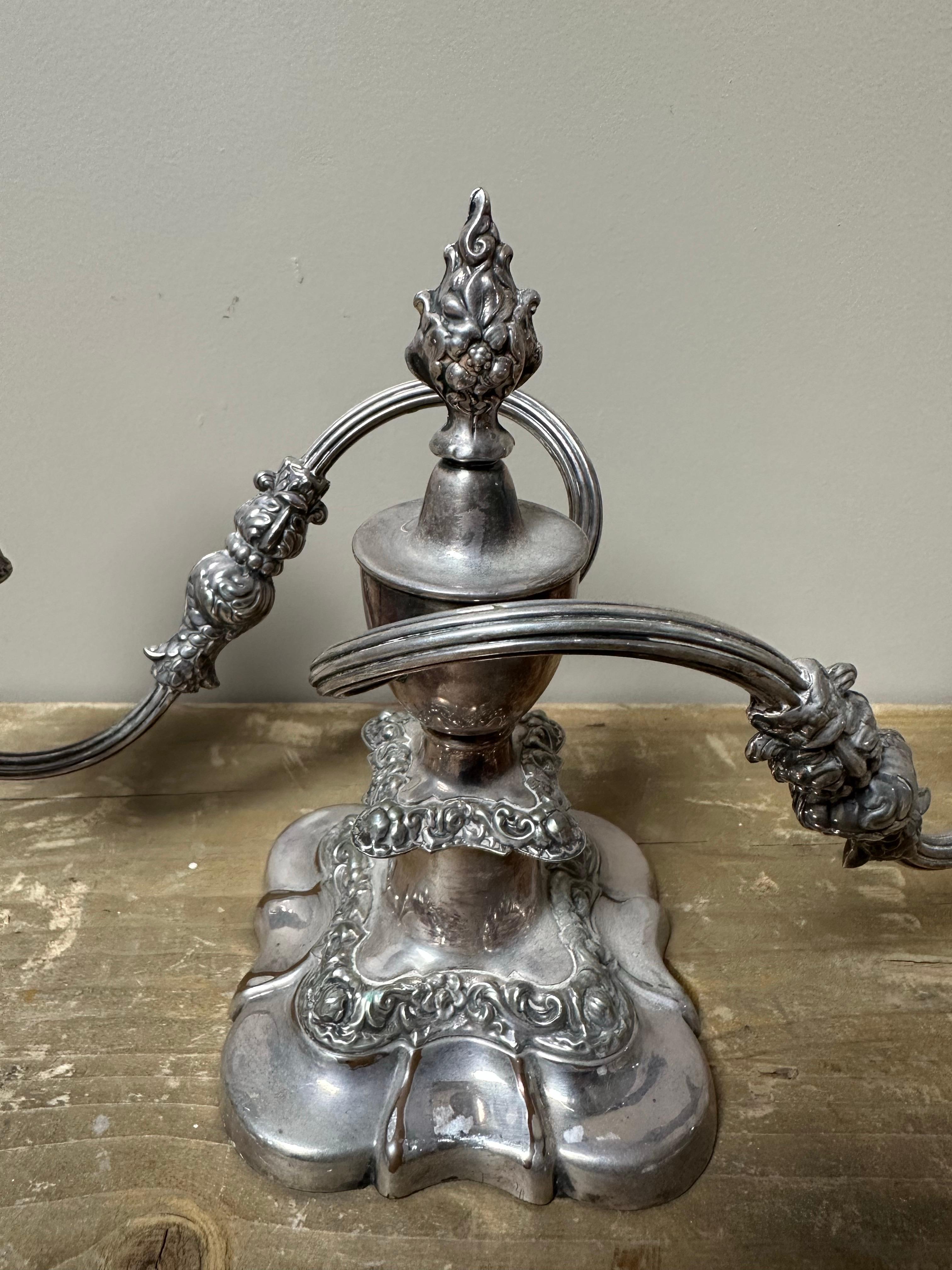 Placcato argento Candelabro d'epoca a 2 bracci placcato in argento in vendita