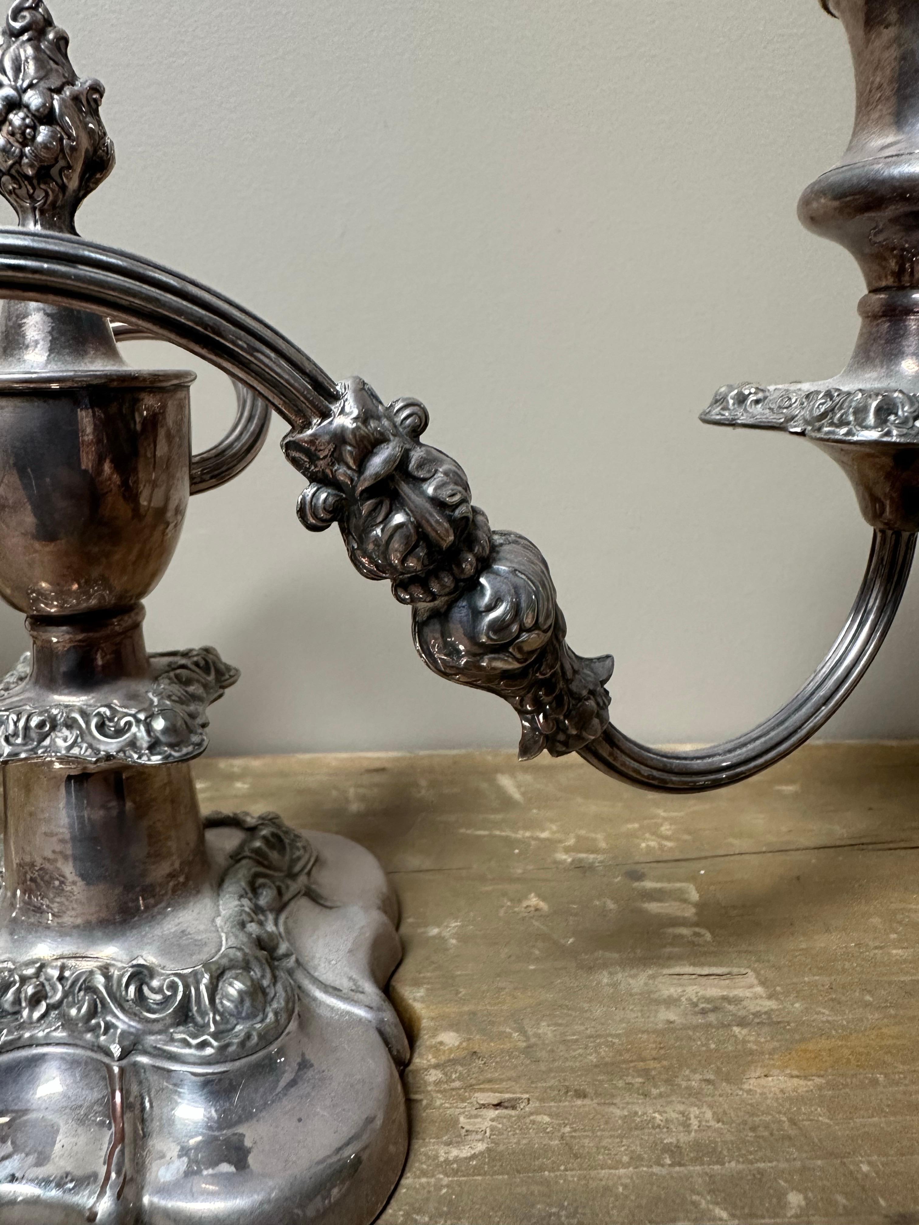 Candelabro d'epoca a 2 bracci placcato in argento in vendita 1