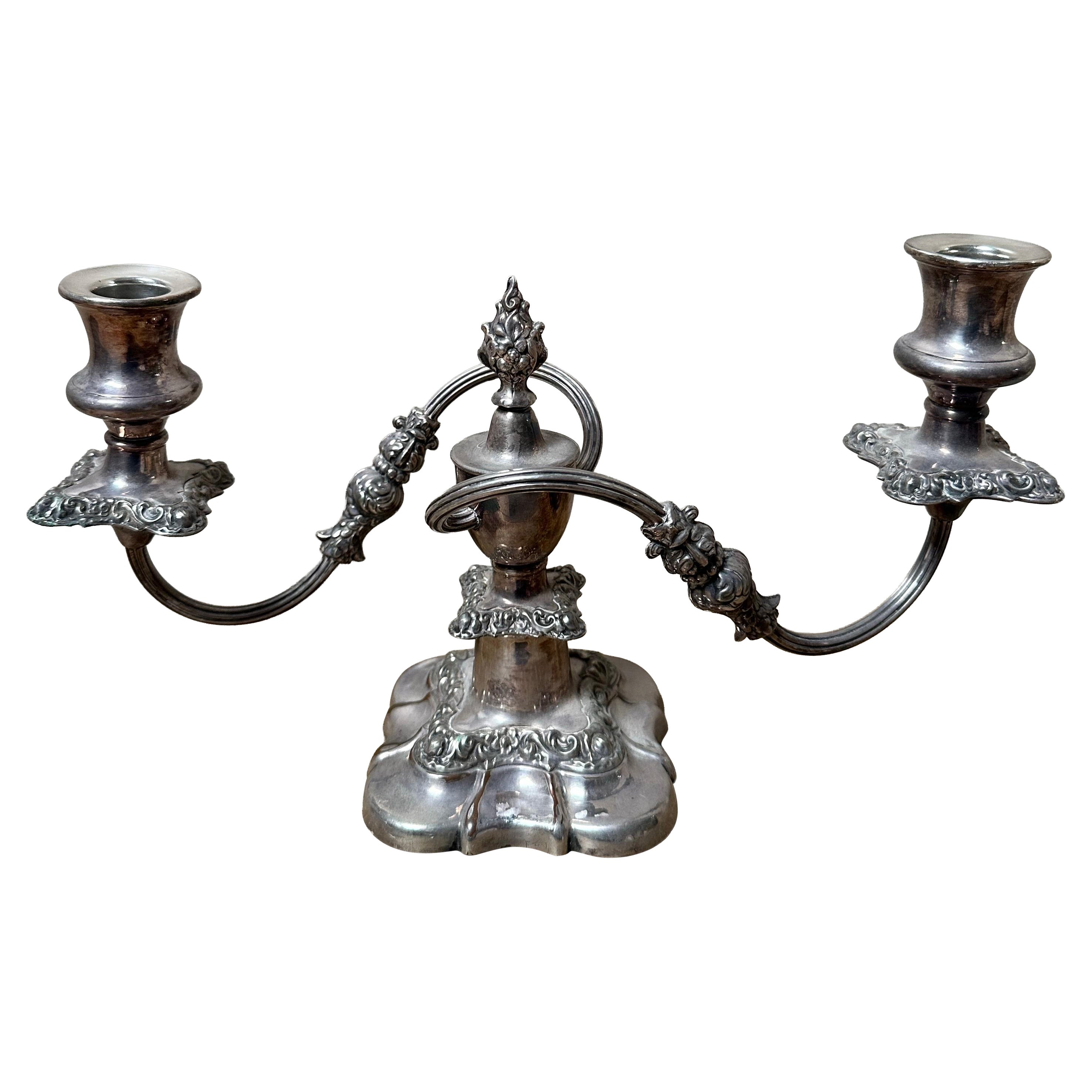Candelabro d'epoca a 2 bracci placcato in argento in vendita