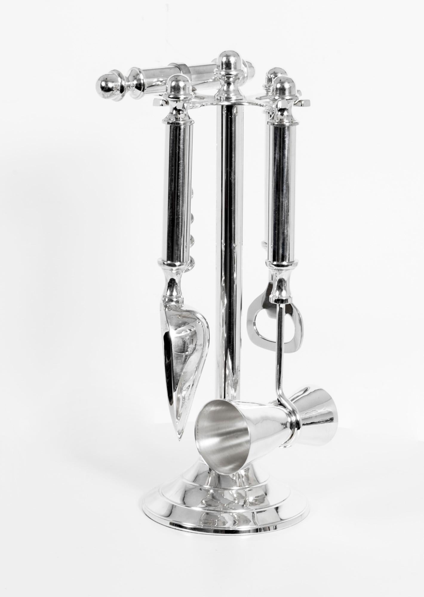 Questo è un elegante e utile set di accessori vintage placcati in argento per il tuo bar, risalente alla fine del XX secolo.

Ha un cavatappi, un apribottiglie, una paletta per il ghiaccio e un doppio misuratore per gli alcolici, tutti esposti su un