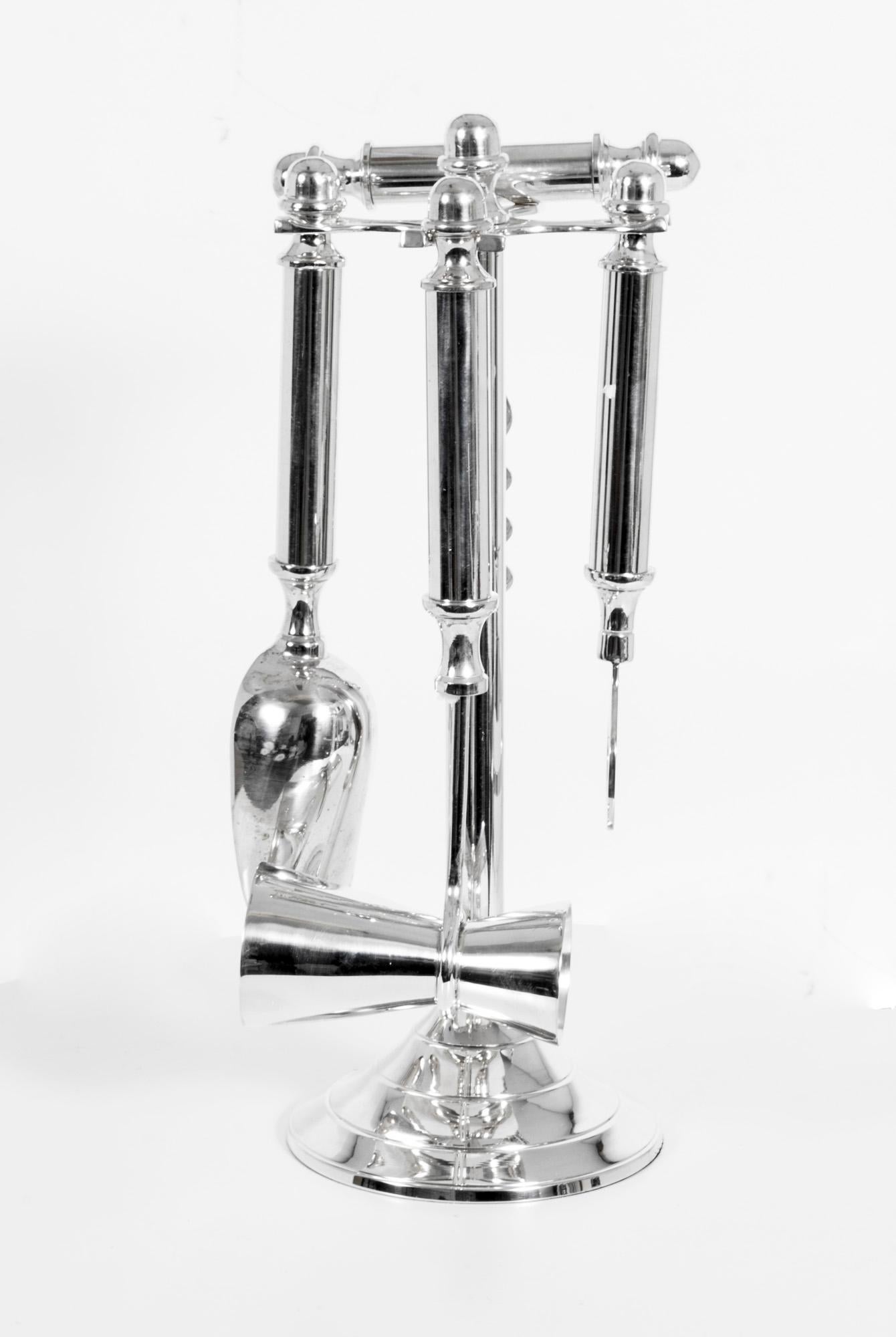 Set di accessori da bar d'epoca placcati in argento Apribottiglie cavatappi 20° secolo In condizioni buone in vendita a London, GB