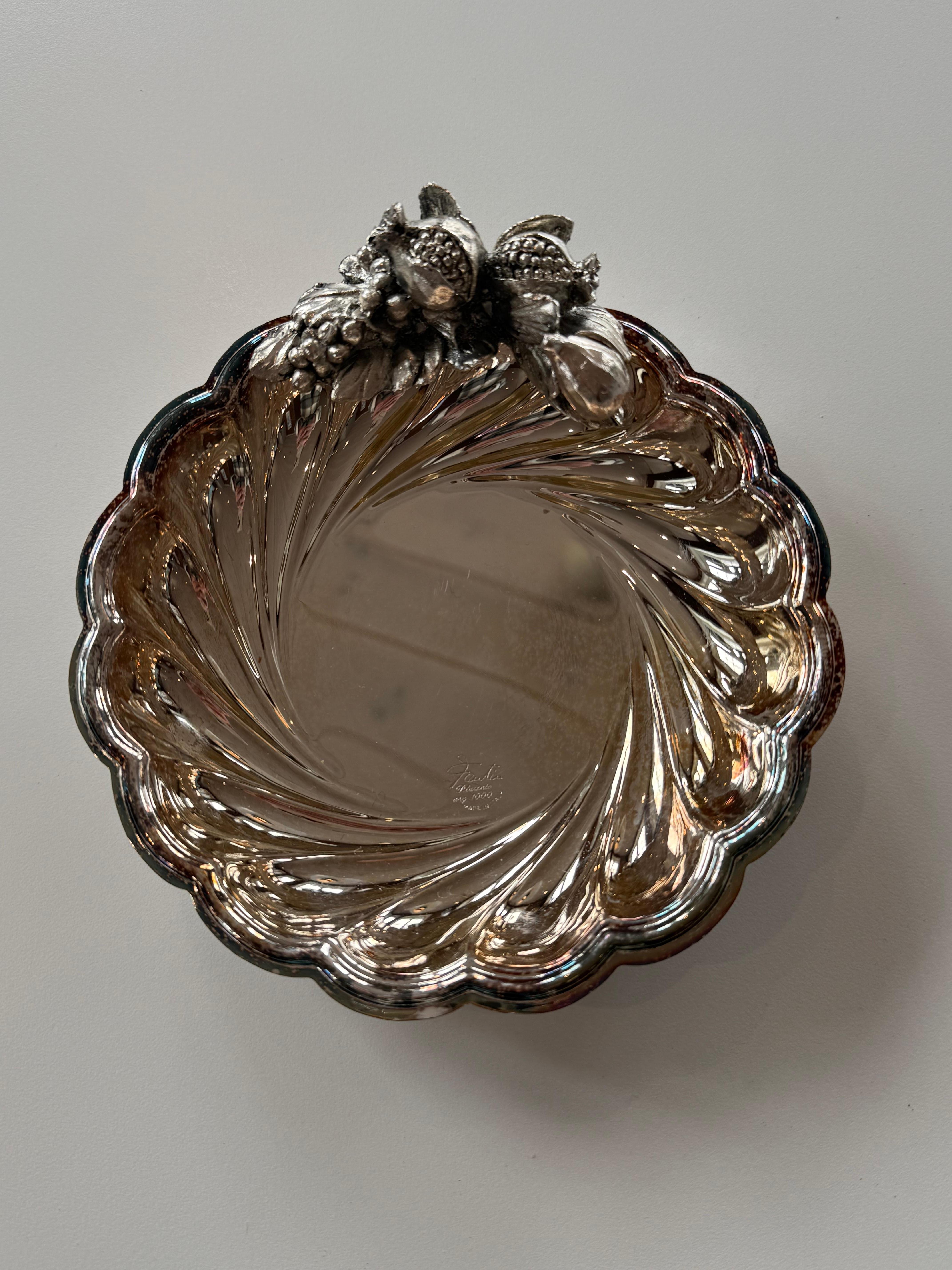 Wunderschöne versilberte Vintage-Schale mit kunstvollem Obstdekor. Dieses elegante, in Italien hergestellte Stück eignet sich perfekt für Sammler oder als dekorativer Mittelpunkt. Die Schale hat ein klassisches Design mit detaillierter