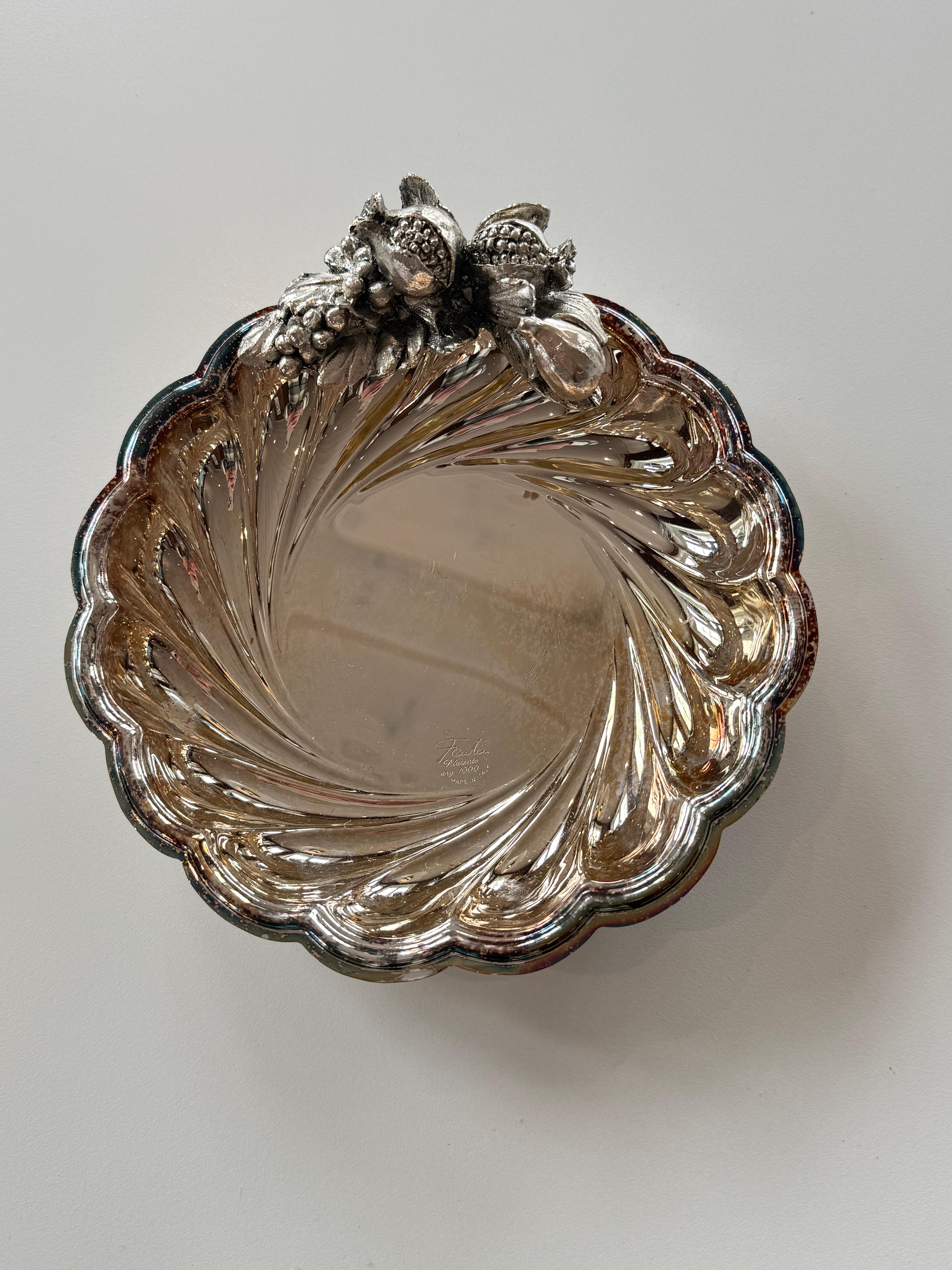 Versilberte Vintage-Schale mit Obstdekor, Italien (Art nouveau) im Angebot