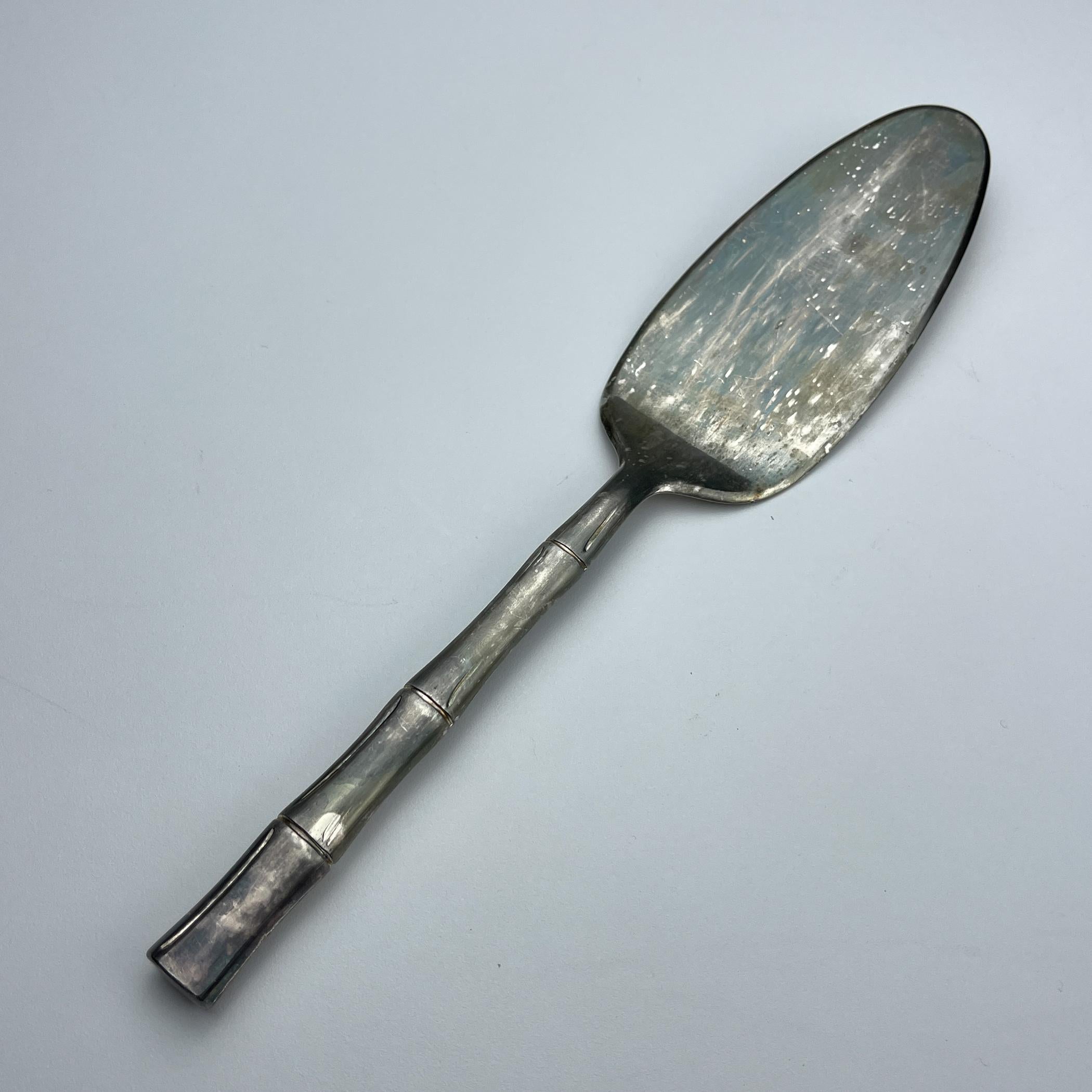 Versilberter Tortenspatel im Vintage-Stil mit bambusförmigem Griff.
Hergestellt in Italien in den 1950er Jahren.

Abmessungen:
Breite: 25 cm / 9,85 Zoll
Höhe: 5 cm / 2 Zoll
Tiefe: 1 cm / 0,4 Zoll

Wir bieten einen sicheren weltweiten Versand. Jeder