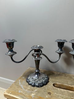 Paire de candélabres vintage en métal argenté, style victorien à trois branches