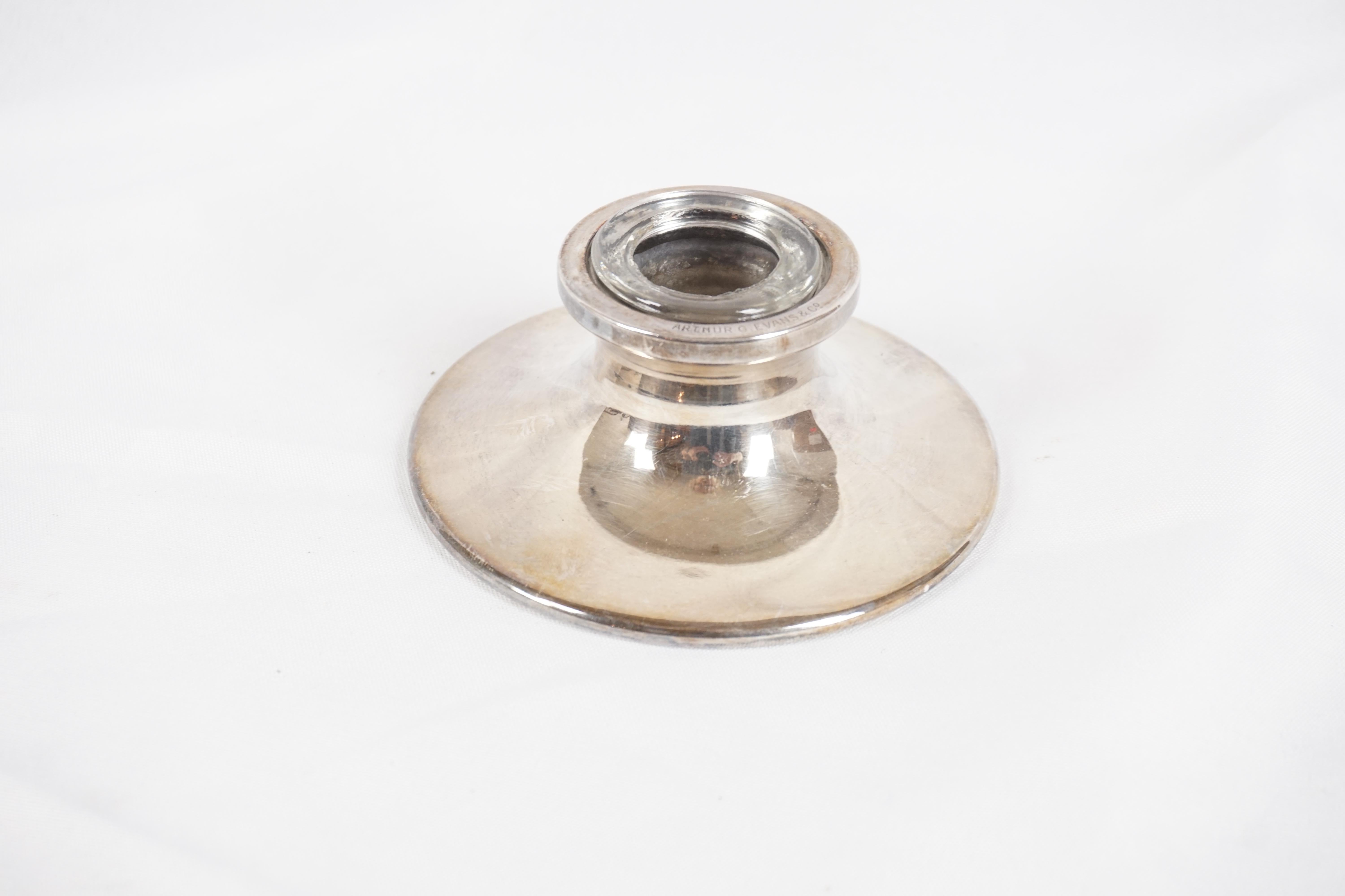 Vintage silver plated circular inkwell, Scotland 1930, H310

Scotland 1930
Circular silver plate inkwell with glass liner

Measures: 4
