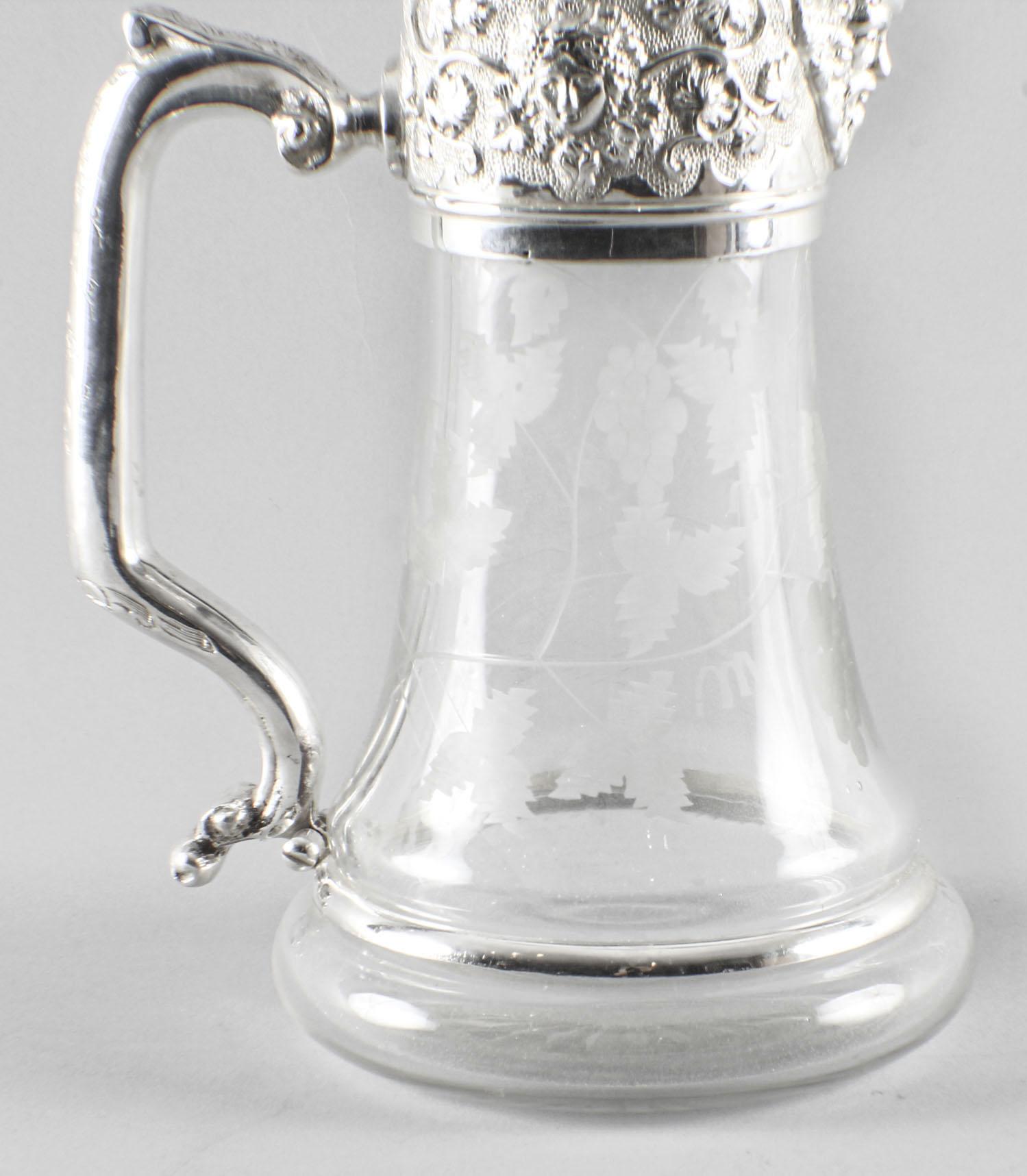 This is a very attractive vintage silver plated claret jug with lion rampant shield and engraved glass dating from the second half of the 20th Century.

A highly versatile piece that can serve decorative as well as practical purposes.

Add an