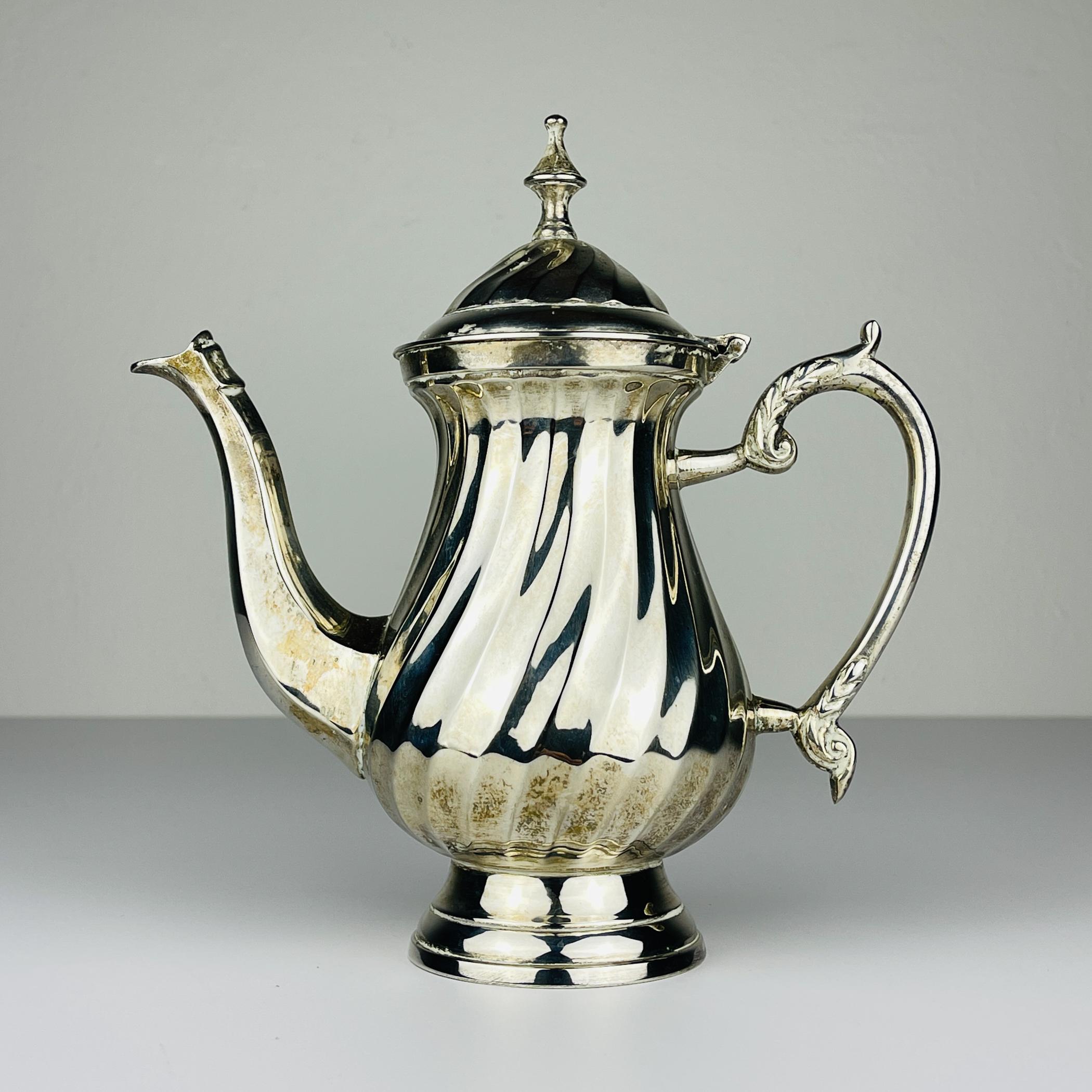 

Elegante cafetière vintage avec une belle marque 