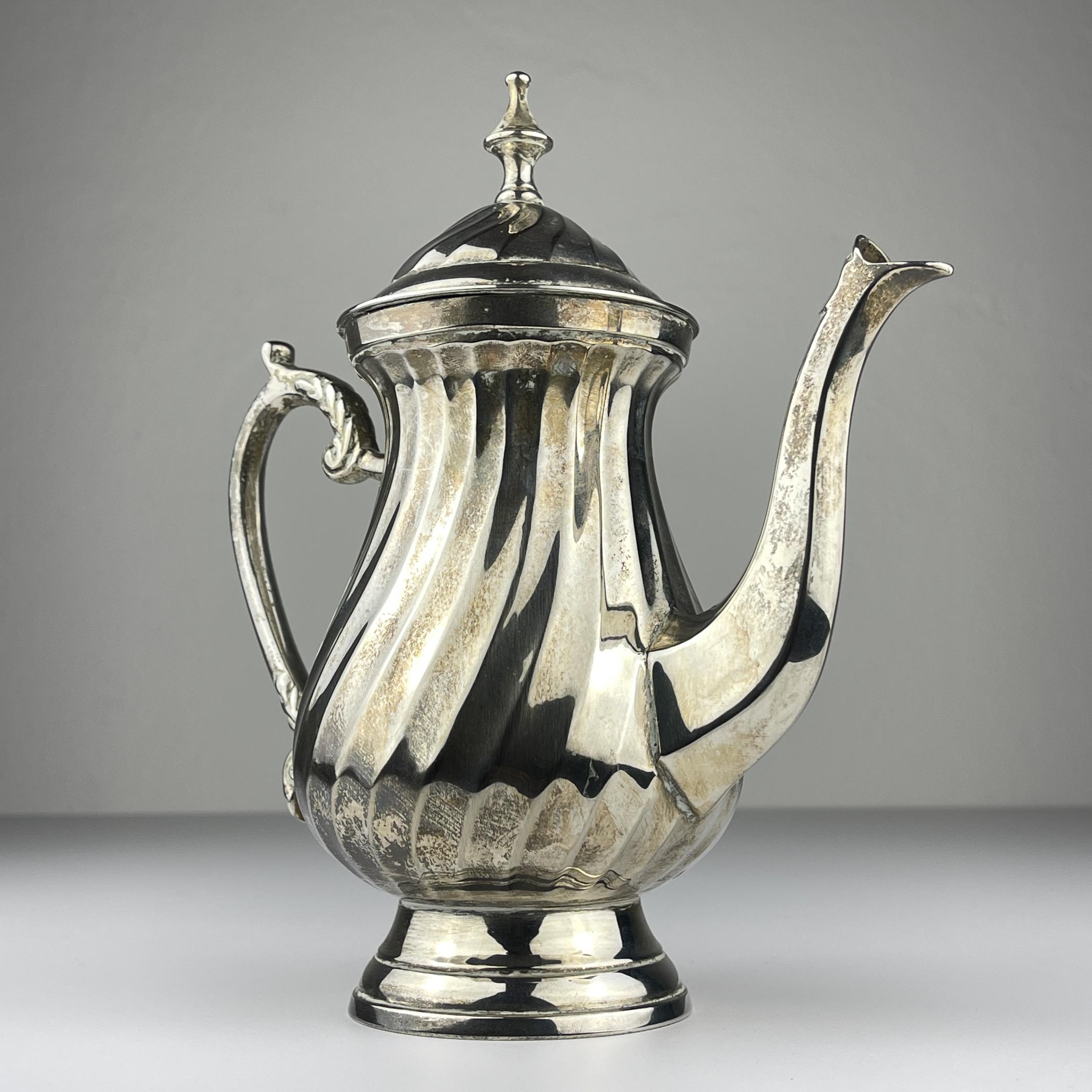 20ième siècle Cafetière vintage en métal argenté par Royal Sheffield, Angleterre, années 1950 en vente