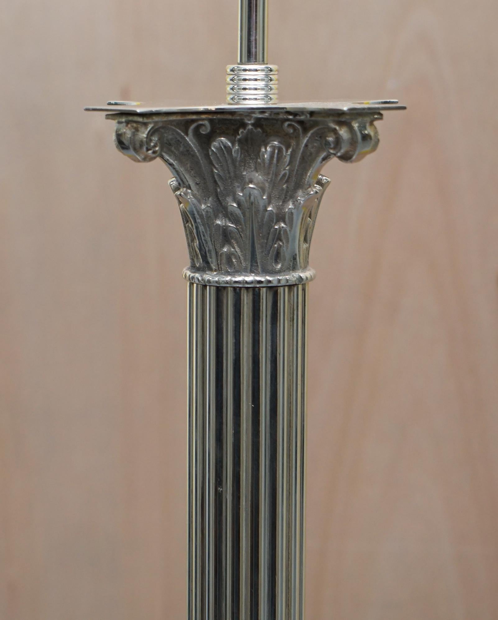 Vieux lampadaire corinthien à pilier plaqué argent avec pieds en pattes velues en vente 5